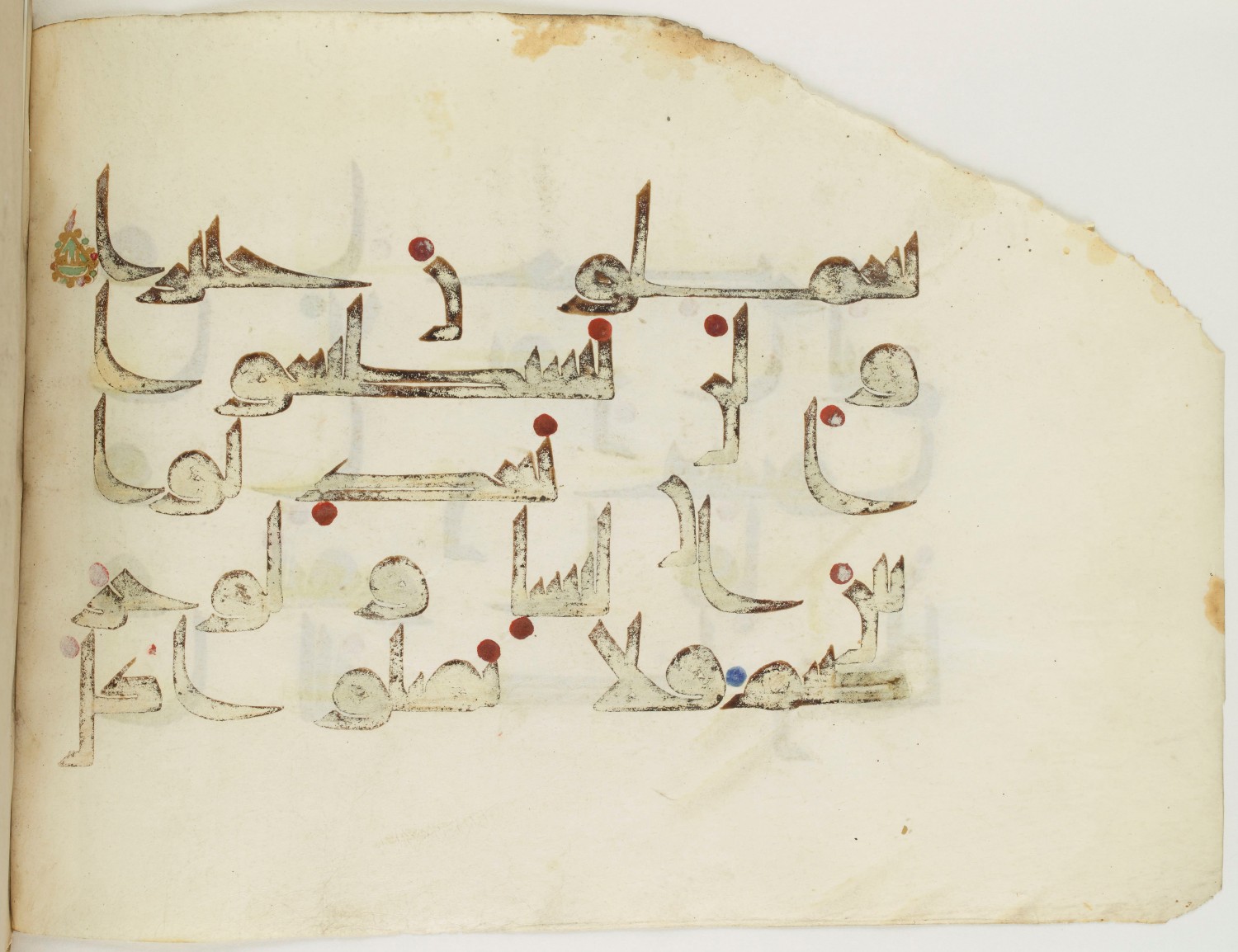 BNF Arabe 351 (Scan 1), in Kufic D.III script, showing Surah 4:129 from Mid 8th to Late 10th Century AD found in Mosque of ʿAmr b. al-ʿĀṣ in Fusṭāṭ (Old Cairo), Egypt, currently housed at Bibliothèque nationale de France, Paris
