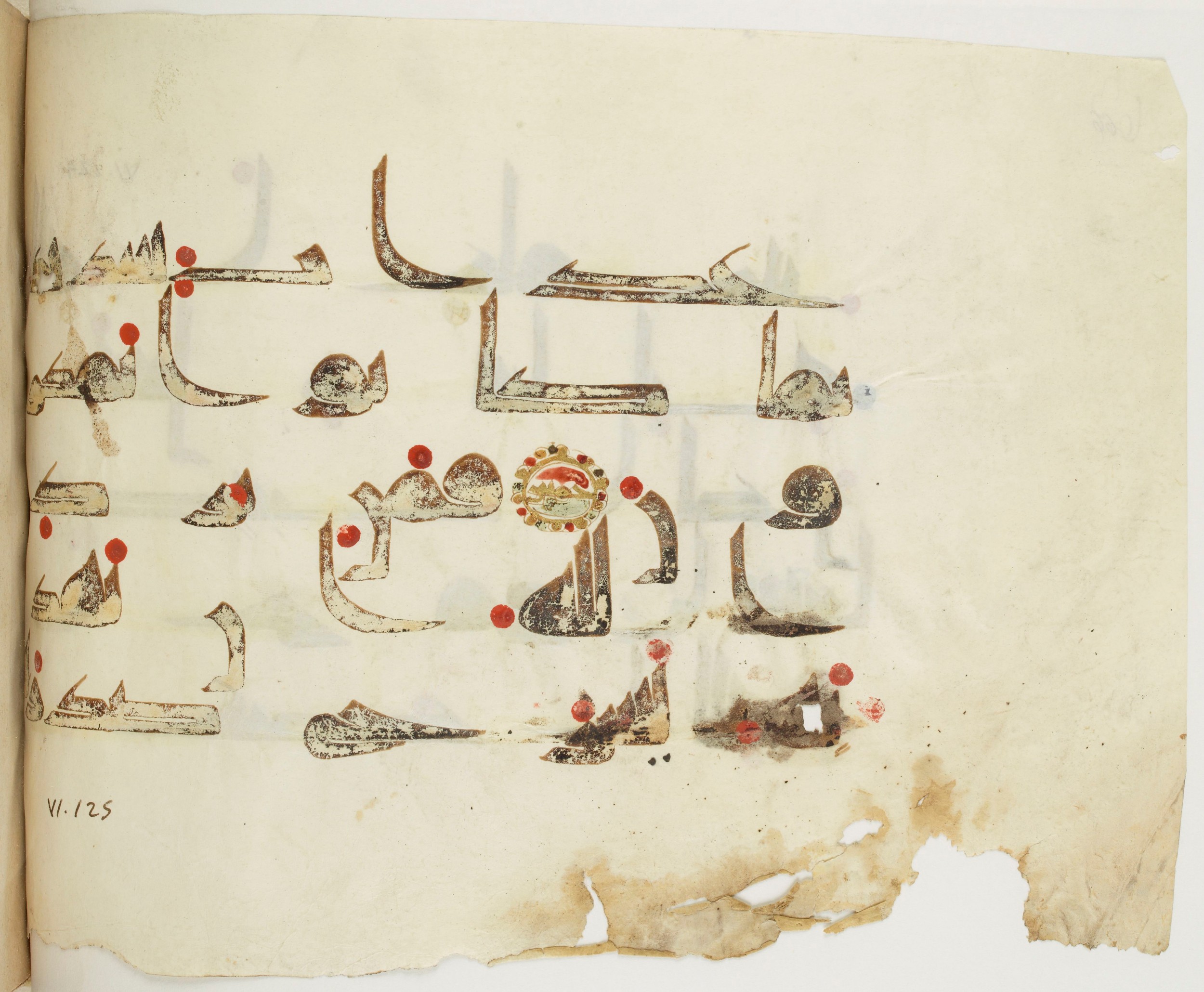 BNF Arabe 351 (Scan 2), in Kufic D.III script, showing Surah 6:124 from Mid 8th to Late 10th Century AD found in Mosque of ʿAmr b. al-ʿĀṣ in Fusṭāṭ (Old Cairo), Egypt, currently housed at Bibliothèque nationale de France, Paris