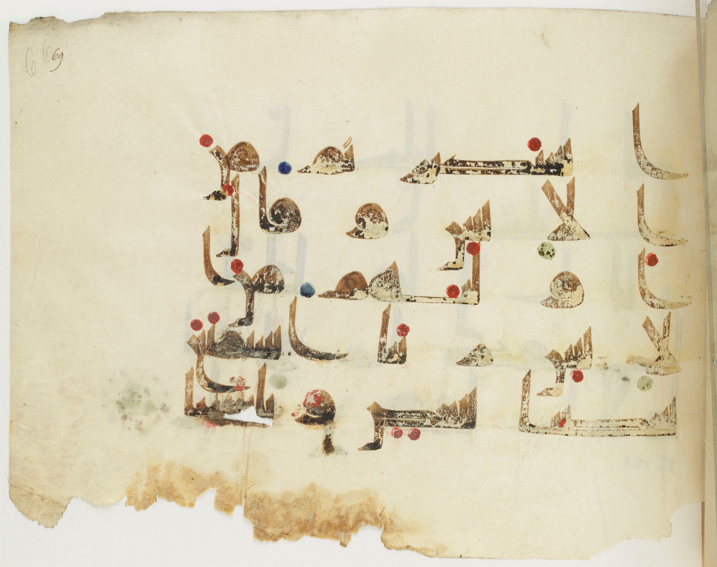 BNF Arabe 351 (Scan 2), in Kufic D.III script, showing Surah 6:128 from Mid 8th to Late 10th Century AD found in Mosque of ʿAmr b. al-ʿĀṣ in Fusṭāṭ (Old Cairo), Egypt, currently housed at Bibliothèque nationale de France, Paris