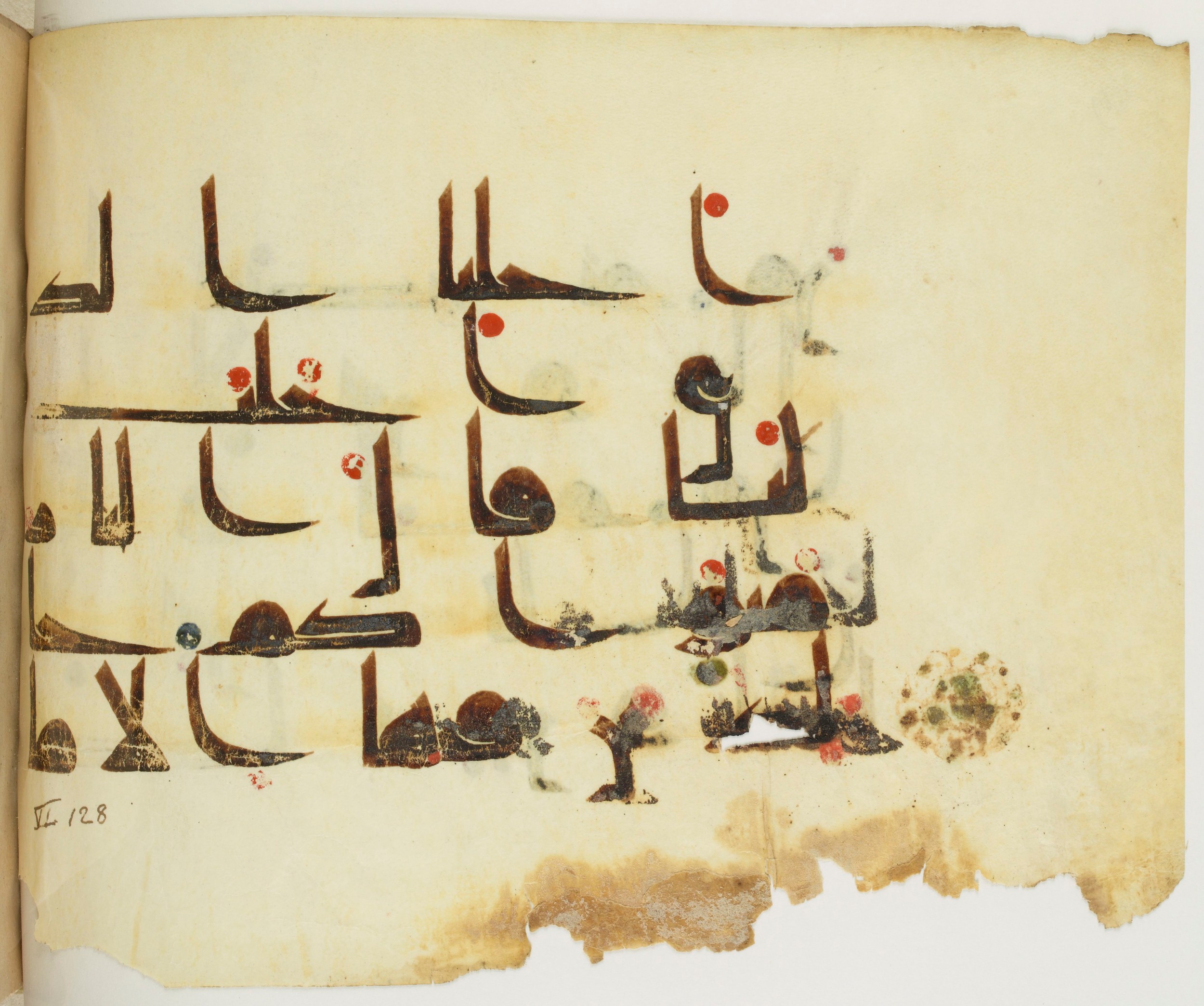 BNF Arabe 351 (Scan 3), in Kufic D.III script, showing Surah 6:128 from Mid 8th to Late 10th Century AD found in Mosque of ʿAmr b. al-ʿĀṣ in Fusṭāṭ (Old Cairo), Egypt, currently housed at Bibliothèque nationale de France, Paris