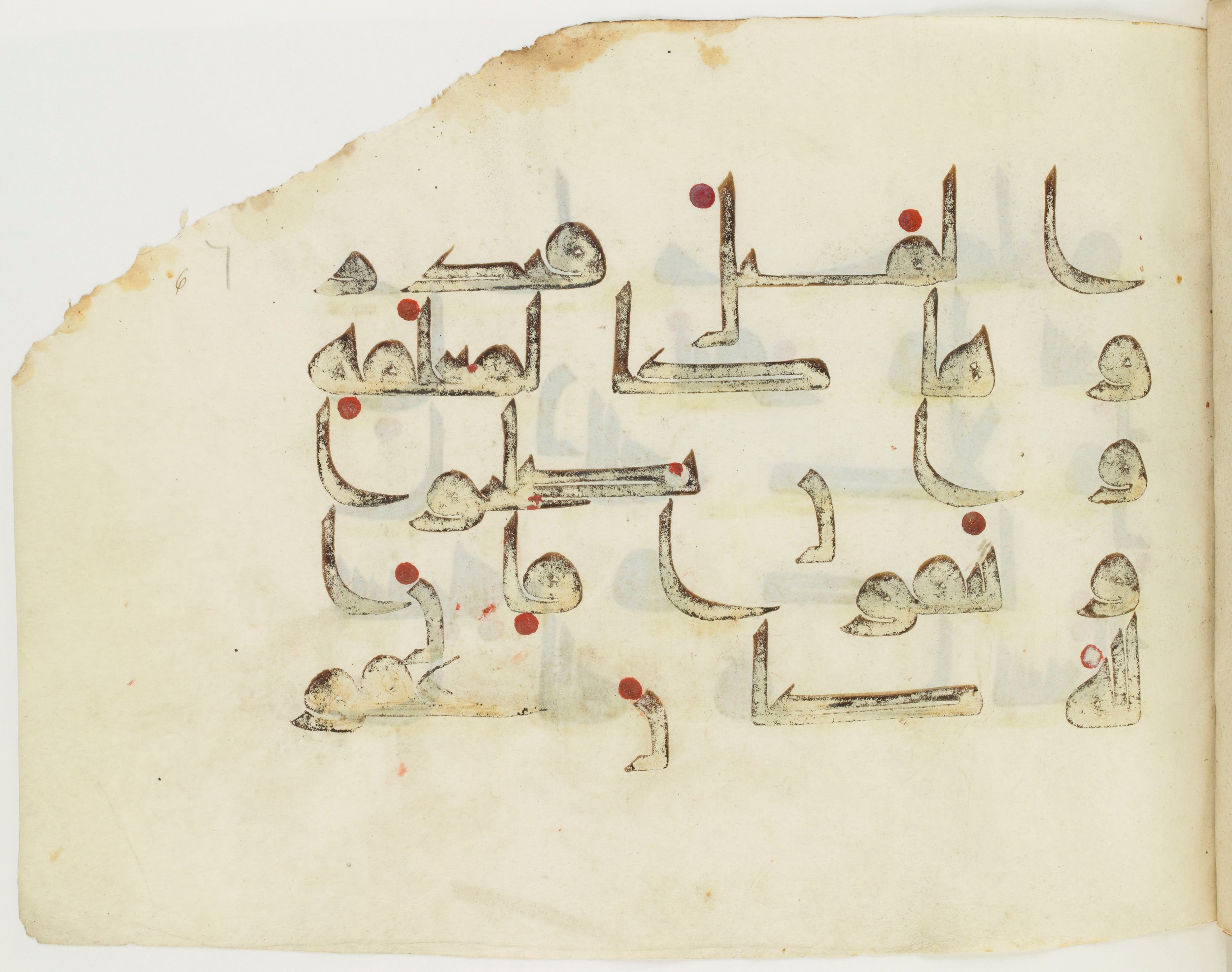 BNF Arabe 351 (Scan 2), in Kufic D.III script, showing Surah 4:129 from Mid 8th to Late 10th Century AD found in Mosque of ʿAmr b. al-ʿĀṣ in Fusṭāṭ (Old Cairo), Egypt, currently housed at Bibliothèque nationale de France, Paris