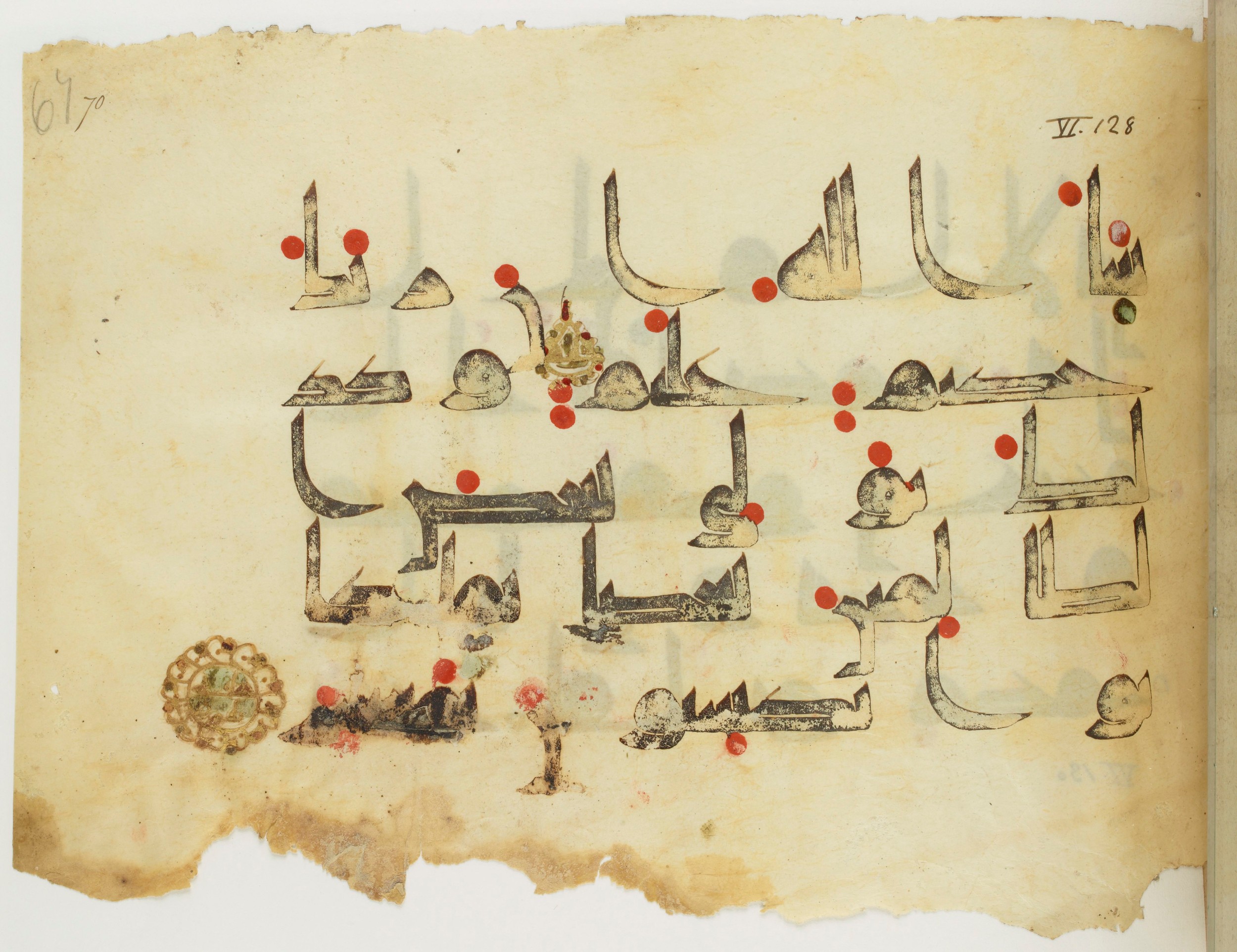 BNF Arabe 351 (Scan 4), in Kufic D.III script, showing Surah 6:128 from Mid 8th to Late 10th Century AD found in Mosque of ʿAmr b. al-ʿĀṣ in Fusṭāṭ (Old Cairo), Egypt, currently housed at Bibliothèque nationale de France, Paris