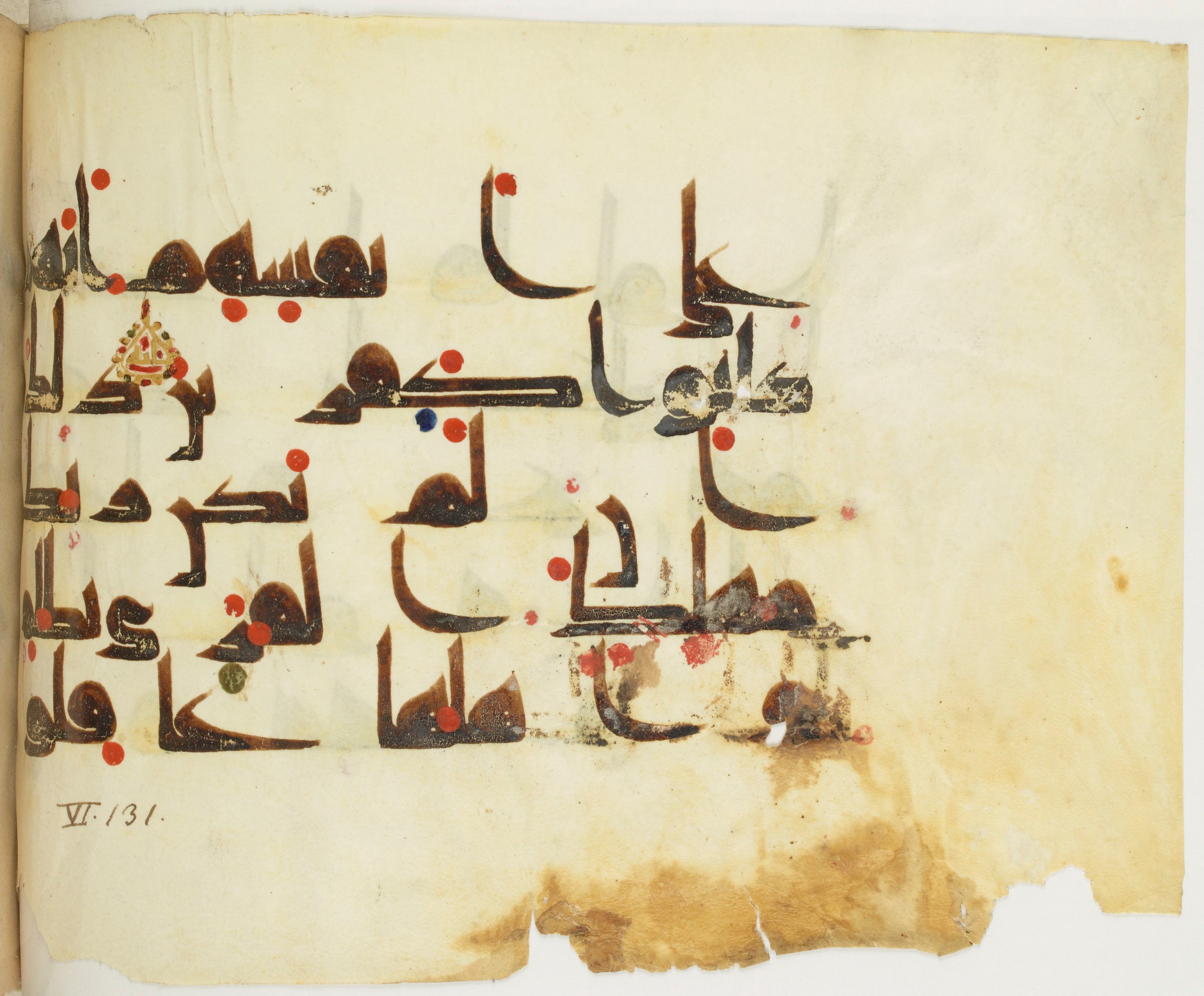 BNF Arabe 351 (Scan 4), in Kufic D.III script, showing Surah 6:130 from Mid 8th to Late 10th Century AD found in Mosque of ʿAmr b. al-ʿĀṣ in Fusṭāṭ (Old Cairo), Egypt, currently housed at Bibliothèque nationale de France, Paris