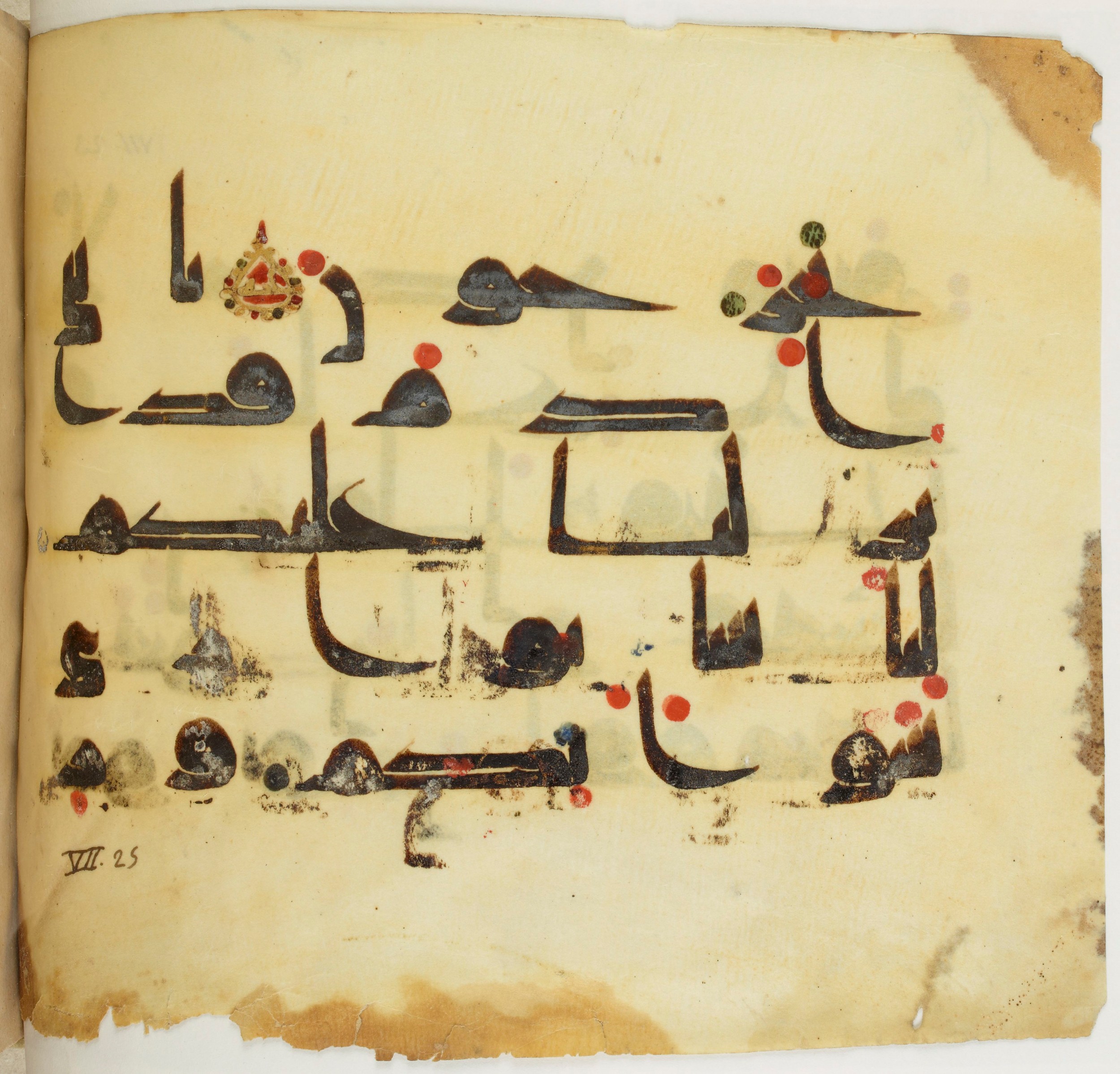 BNF Arabe 351 (Scan 2), in Kufic D.III script, showing Surah 7:25 from Mid 8th to Late 10th Century AD found in Mosque of ʿAmr b. al-ʿĀṣ in Fusṭāṭ (Old Cairo), Egypt, currently housed at Bibliothèque nationale de France, Paris
