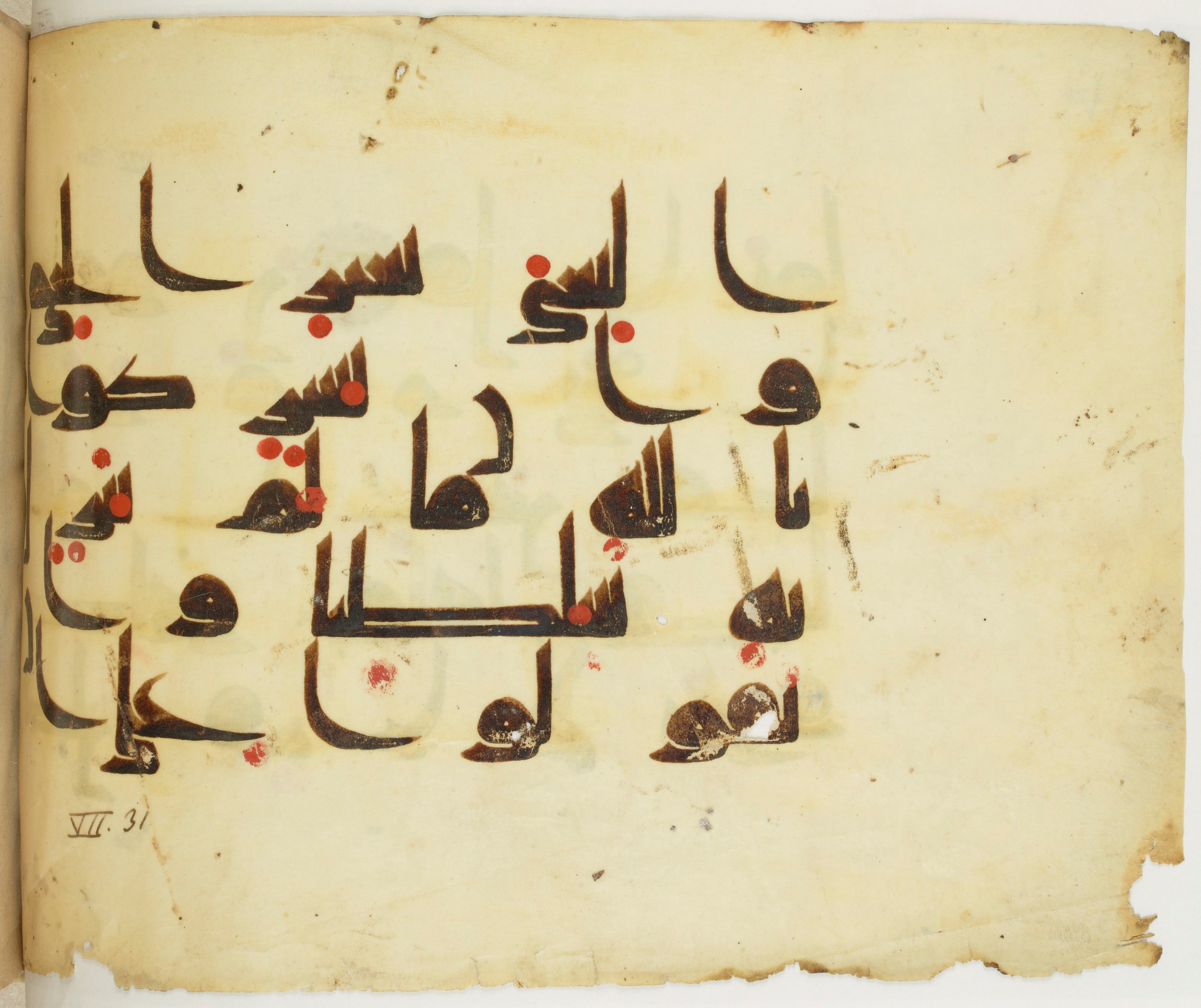 BNF Arabe 351 (Scan 2), in Kufic D.III script, showing Surah 7:33 from Mid 8th to Late 10th Century AD found in Mosque of ʿAmr b. al-ʿĀṣ in Fusṭāṭ (Old Cairo), Egypt, currently housed at Bibliothèque nationale de France, Paris
