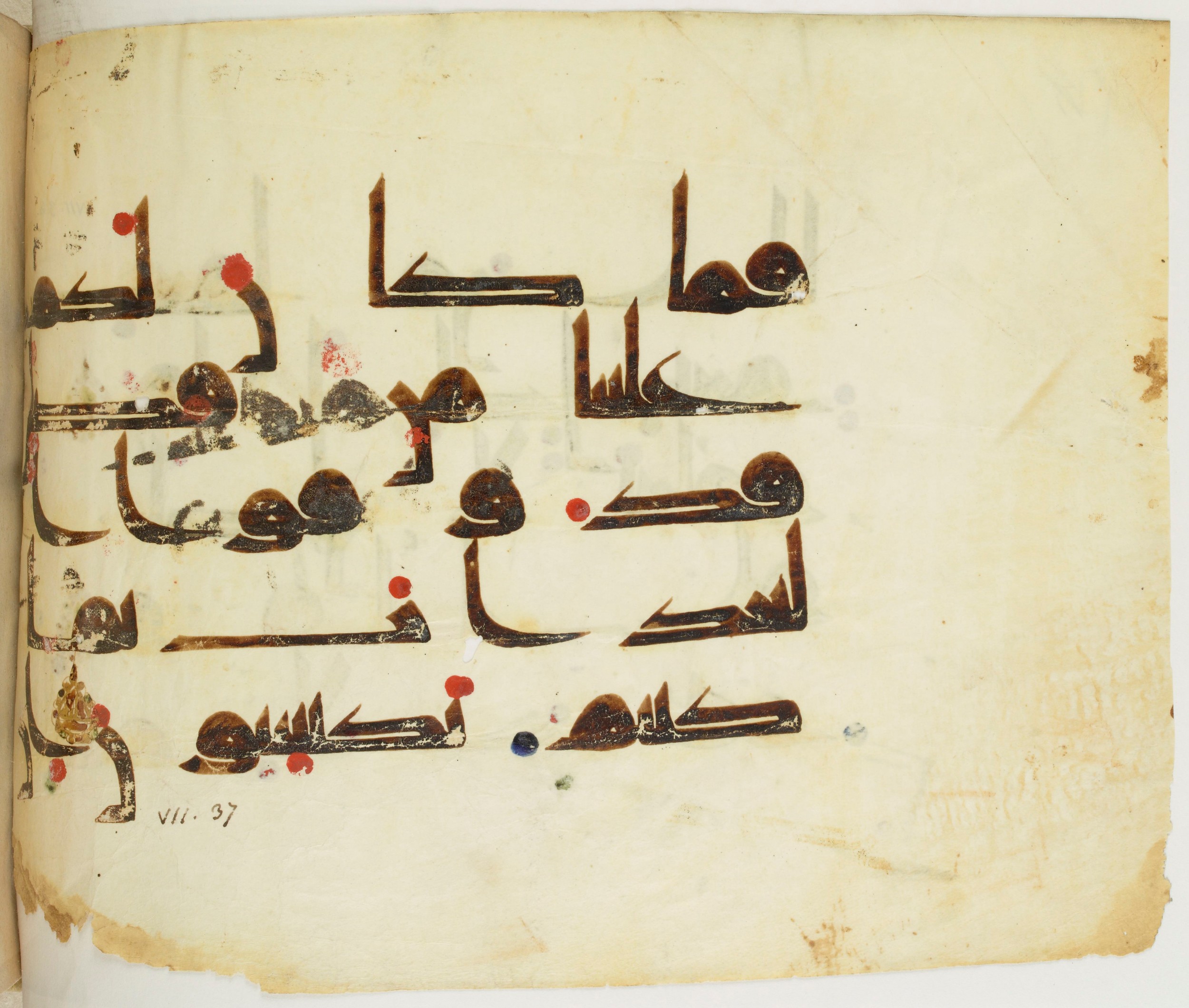 BNF Arabe 351 (Scan 2), in Kufic D.III script, showing Surah 7:39 from Mid 8th to Late 10th Century AD found in Mosque of ʿAmr b. al-ʿĀṣ in Fusṭāṭ (Old Cairo), Egypt, currently housed at Bibliothèque nationale de France, Paris