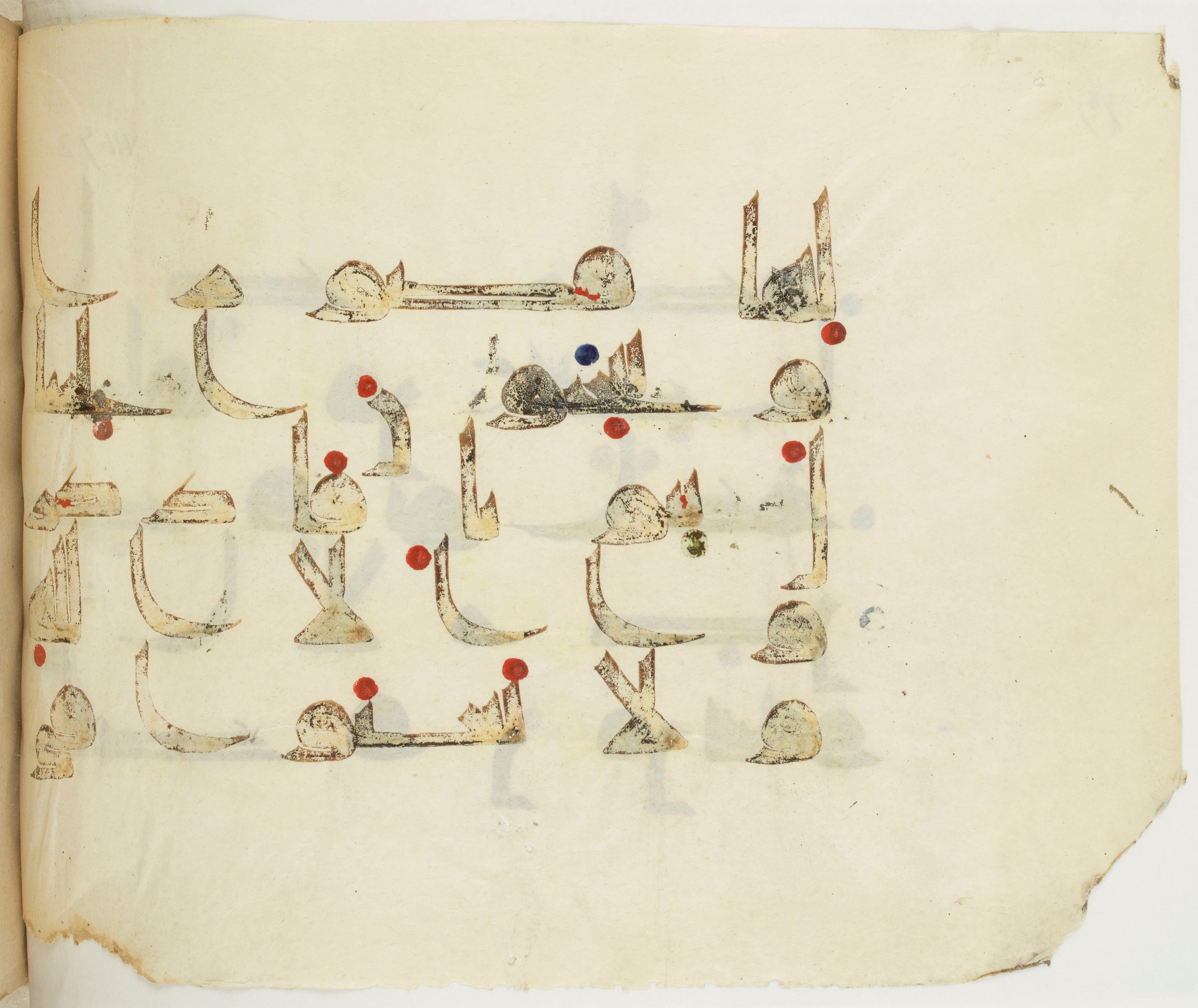 BNF Arabe 351 (Scan 3), in Kufic D.III script, showing Surah 7:74 from Mid 8th to Late 10th Century AD found in Mosque of ʿAmr b. al-ʿĀṣ in Fusṭāṭ (Old Cairo), Egypt, currently housed at Bibliothèque nationale de France, Paris