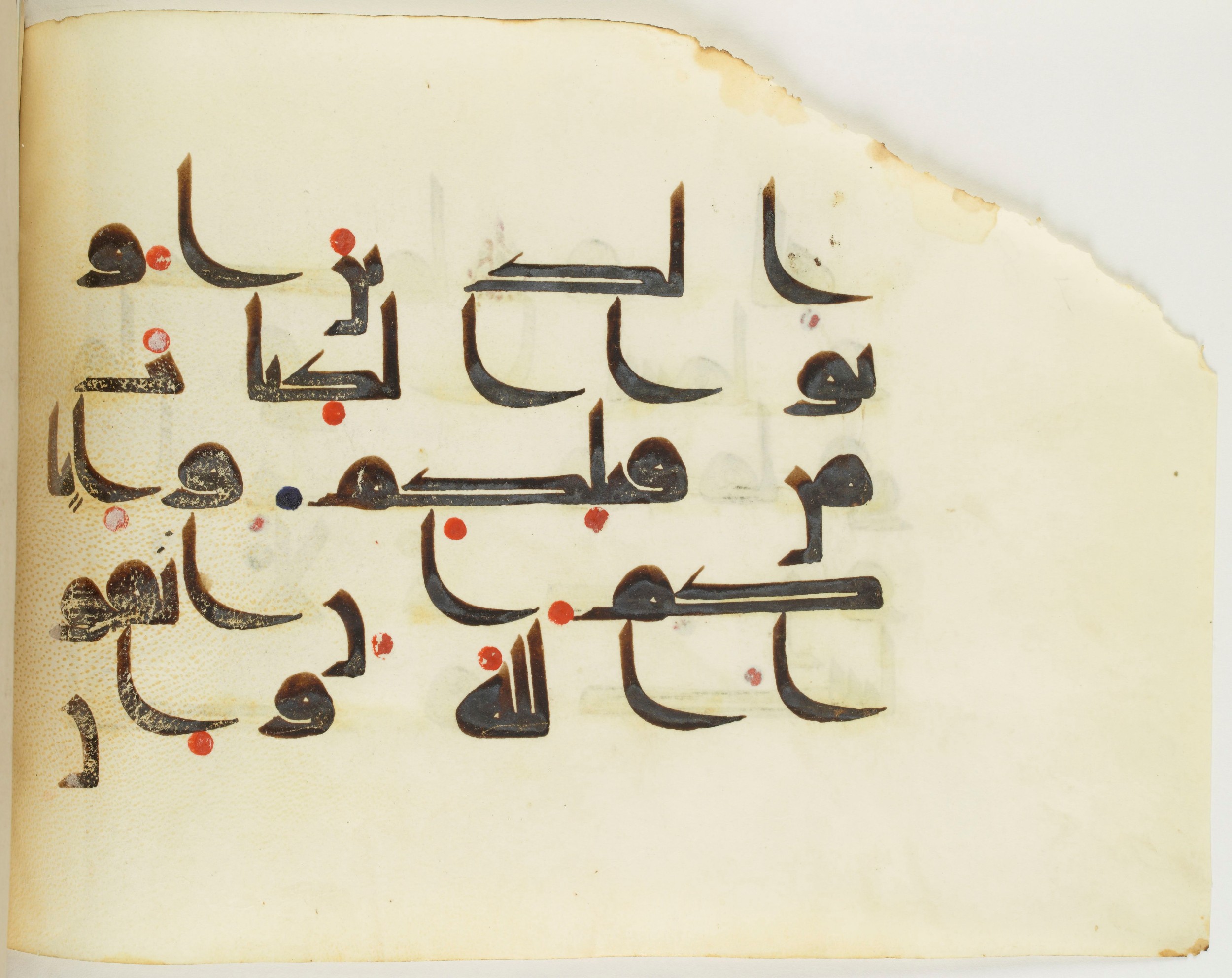 BNF Arabe 351 (Scan 2), in Kufic D.III script, showing Surah 4:131 from Mid 8th to Late 10th Century AD found in Mosque of ʿAmr b. al-ʿĀṣ in Fusṭāṭ (Old Cairo), Egypt, currently housed at Bibliothèque nationale de France, Paris
