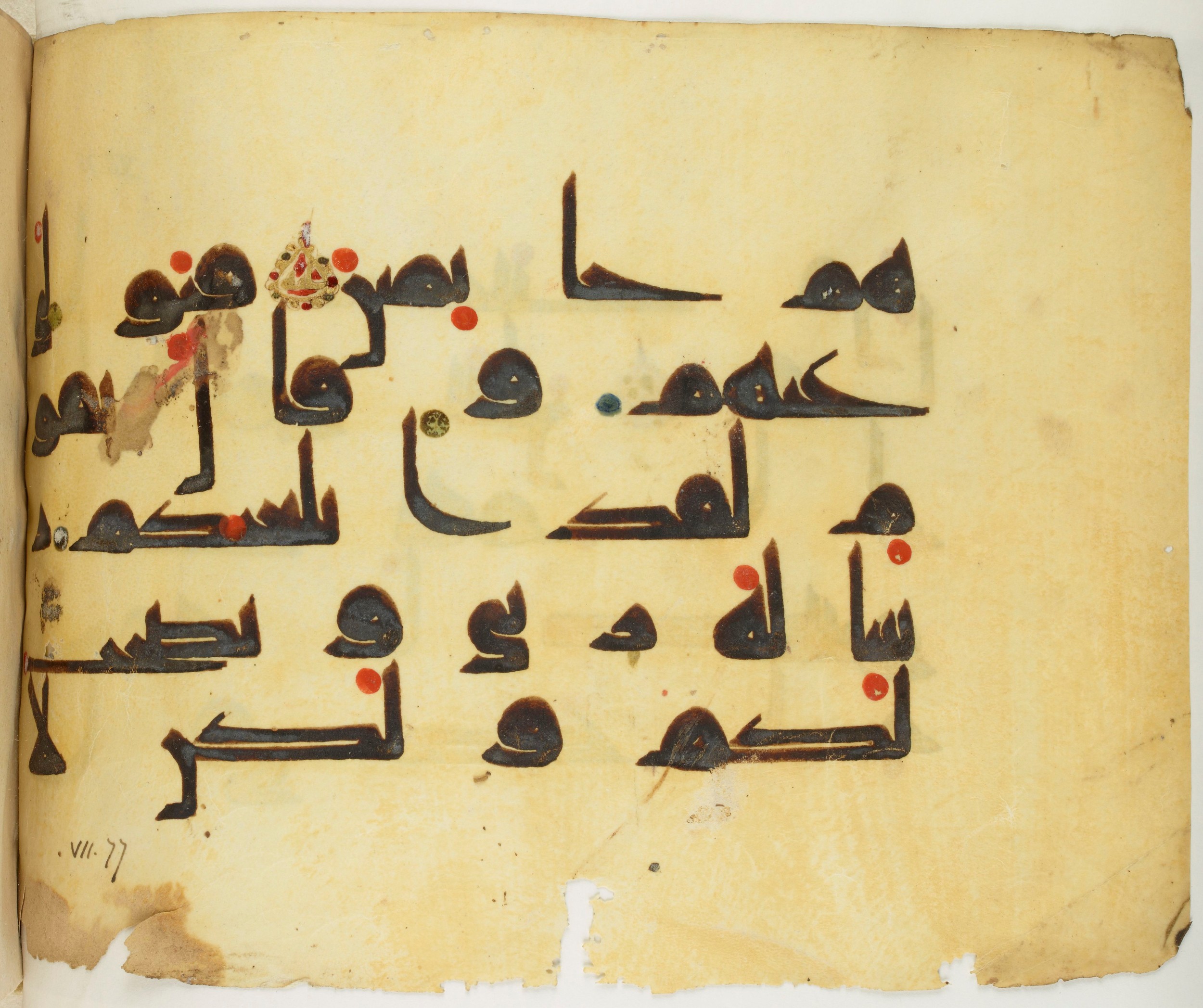 BNF Arabe 351 (Scan 2), in Kufic D.III script, showing Surah 7:78 from Mid 8th to Late 10th Century AD found in Mosque of ʿAmr b. al-ʿĀṣ in Fusṭāṭ (Old Cairo), Egypt, currently housed at Bibliothèque nationale de France, Paris