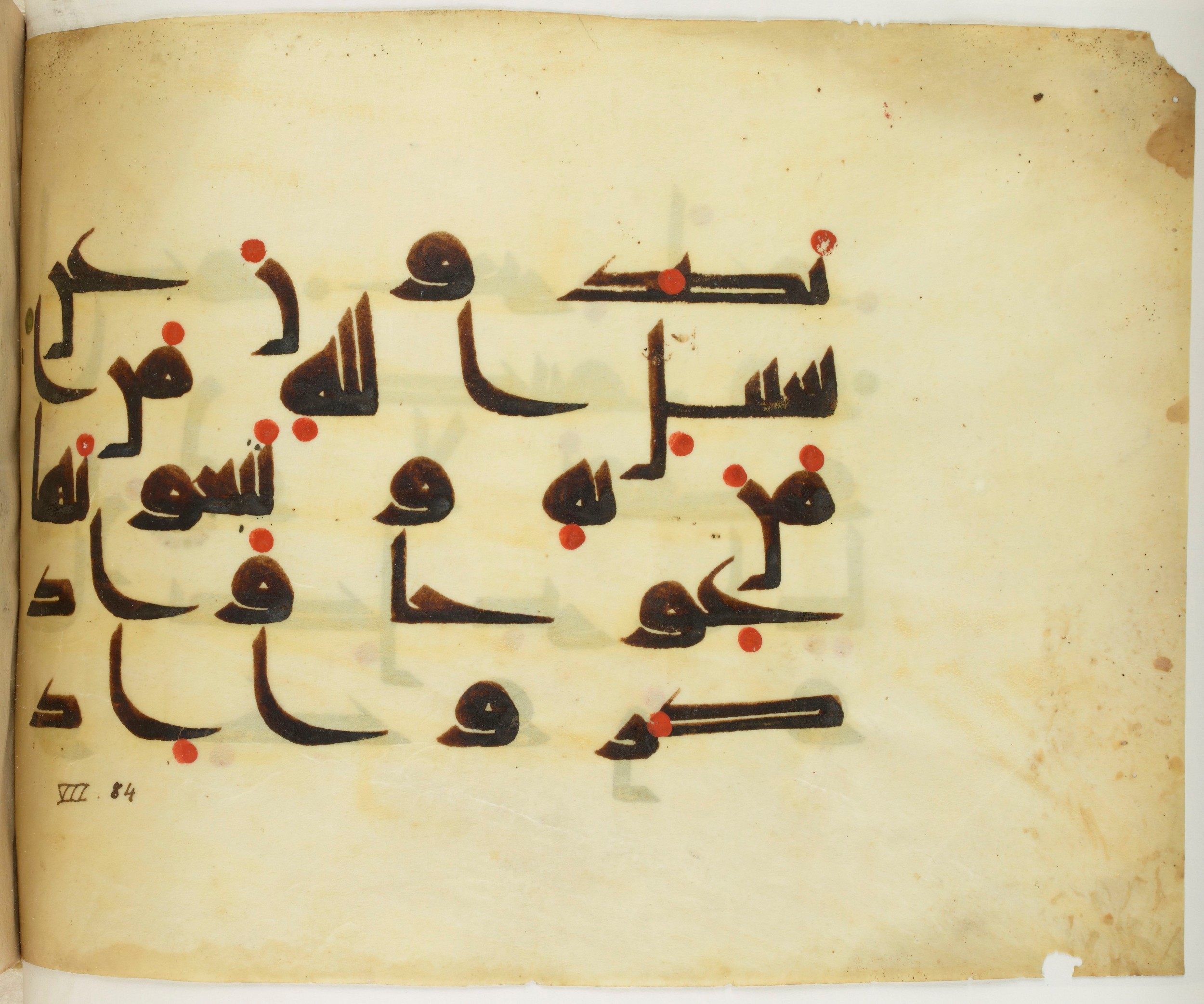 BNF Arabe 351 (Scan 2), in Kufic D.III script, showing Surah 7:86 from Mid 8th to Late 10th Century AD found in Mosque of ʿAmr b. al-ʿĀṣ in Fusṭāṭ (Old Cairo), Egypt, currently housed at Bibliothèque nationale de France, Paris