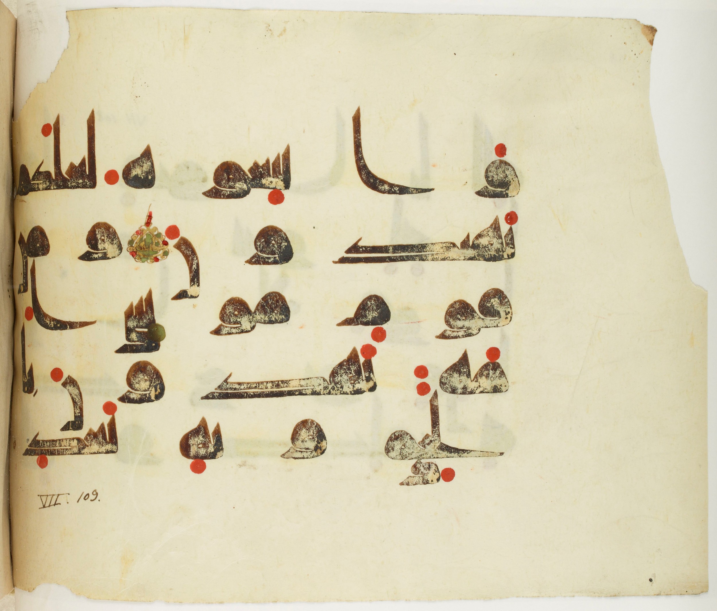BNF Arabe 351 (Scan 1), in Kufic D.III script, showing Surah 7:159 from Mid 8th to Late 10th Century AD found in Mosque of ʿAmr b. al-ʿĀṣ in Fusṭāṭ (Old Cairo), Egypt, currently housed at Bibliothèque nationale de France, Paris