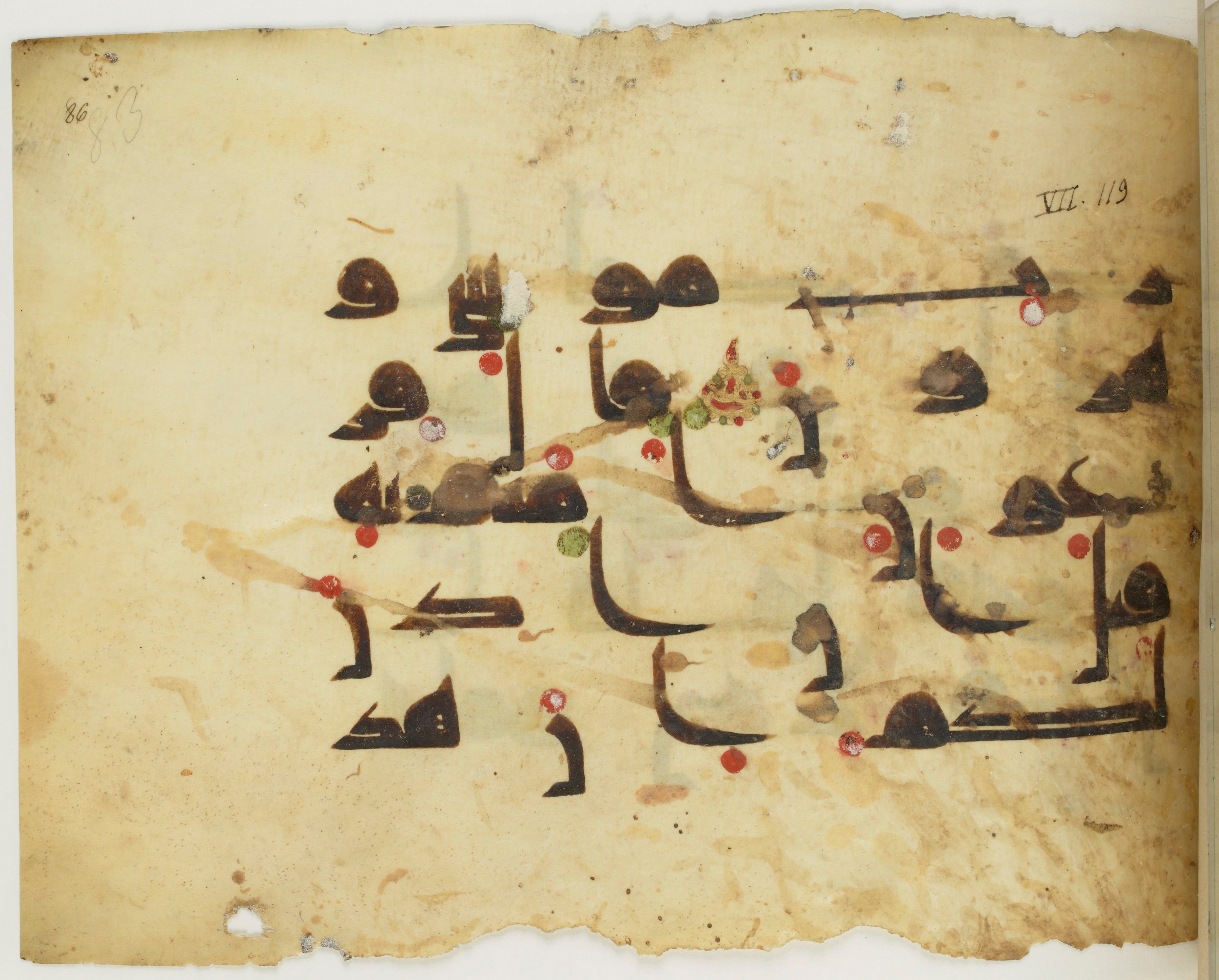 BNF Arabe 351, in Kufic D.III script, showing Surah 7:122 from Mid 8th to Late 10th Century AD found in Mosque of ʿAmr b. al-ʿĀṣ in Fusṭāṭ (Old Cairo), Egypt, currently housed at Bibliothèque nationale de France, Paris