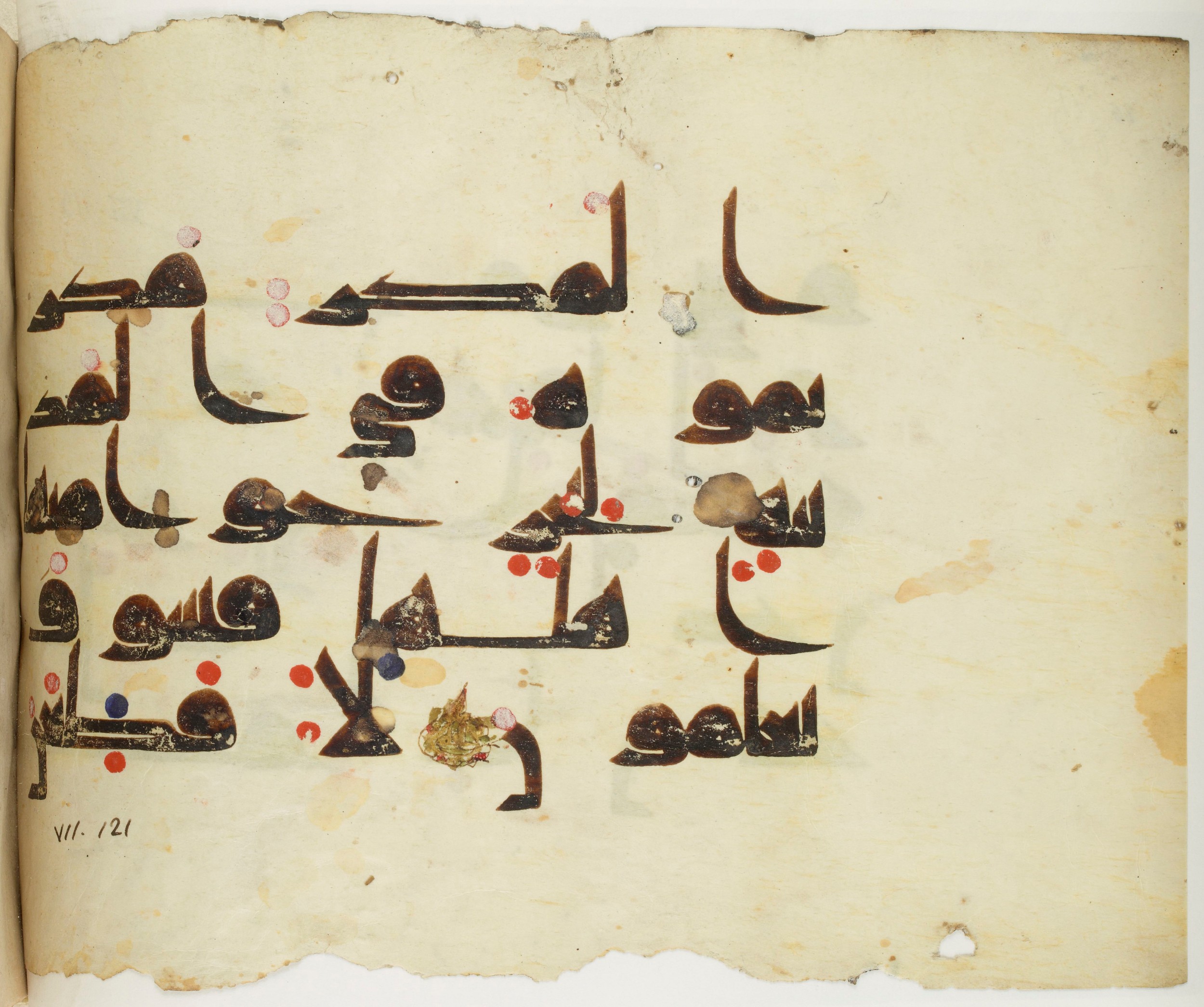 BNF Arabe 351 (Scan 1), in Kufic D.III script, showing Surah 7:124 from Mid 8th to Late 10th Century AD found in Mosque of ʿAmr b. al-ʿĀṣ in Fusṭāṭ (Old Cairo), Egypt, currently housed at Bibliothèque nationale de France, Paris