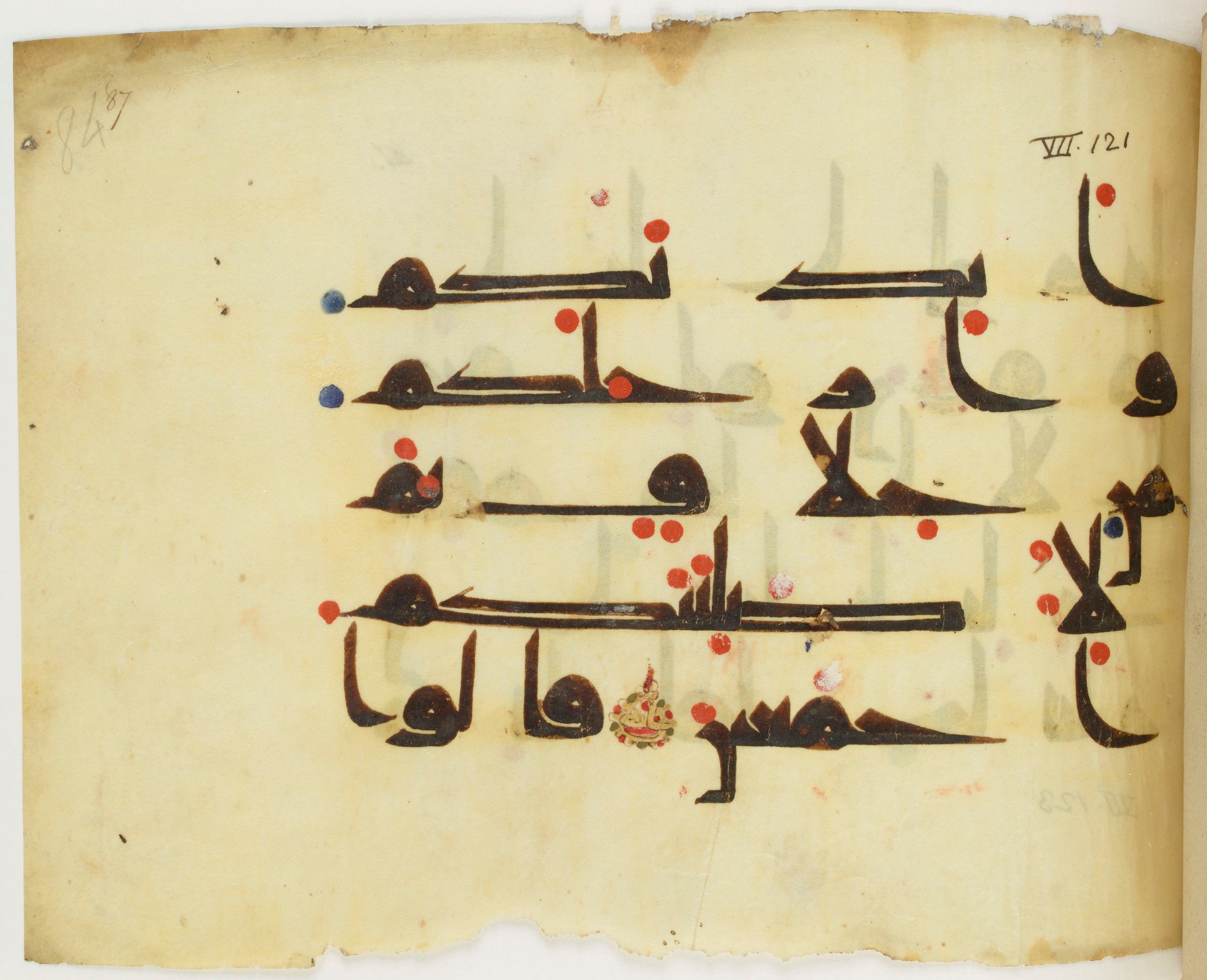 BNF Arabe 351 (Scan 2), in Kufic D.III script, showing Surah 7:124 from Mid 8th to Late 10th Century AD found in Mosque of ʿAmr b. al-ʿĀṣ in Fusṭāṭ (Old Cairo), Egypt, currently housed at Bibliothèque nationale de France, Paris