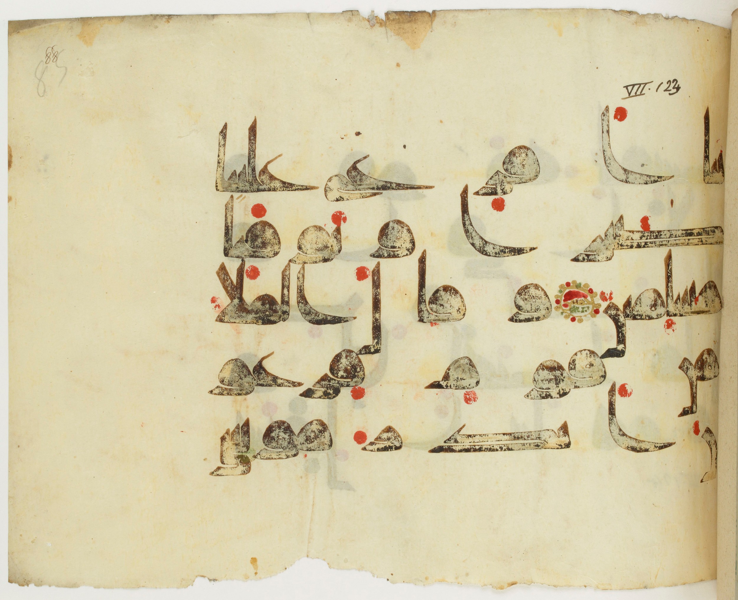 BNF Arabe 351 (Scan 2), in Kufic D.III script, showing Surah 7:126 from Mid 8th to Late 10th Century AD found in Mosque of ʿAmr b. al-ʿĀṣ in Fusṭāṭ (Old Cairo), Egypt, currently housed at Bibliothèque nationale de France, Paris