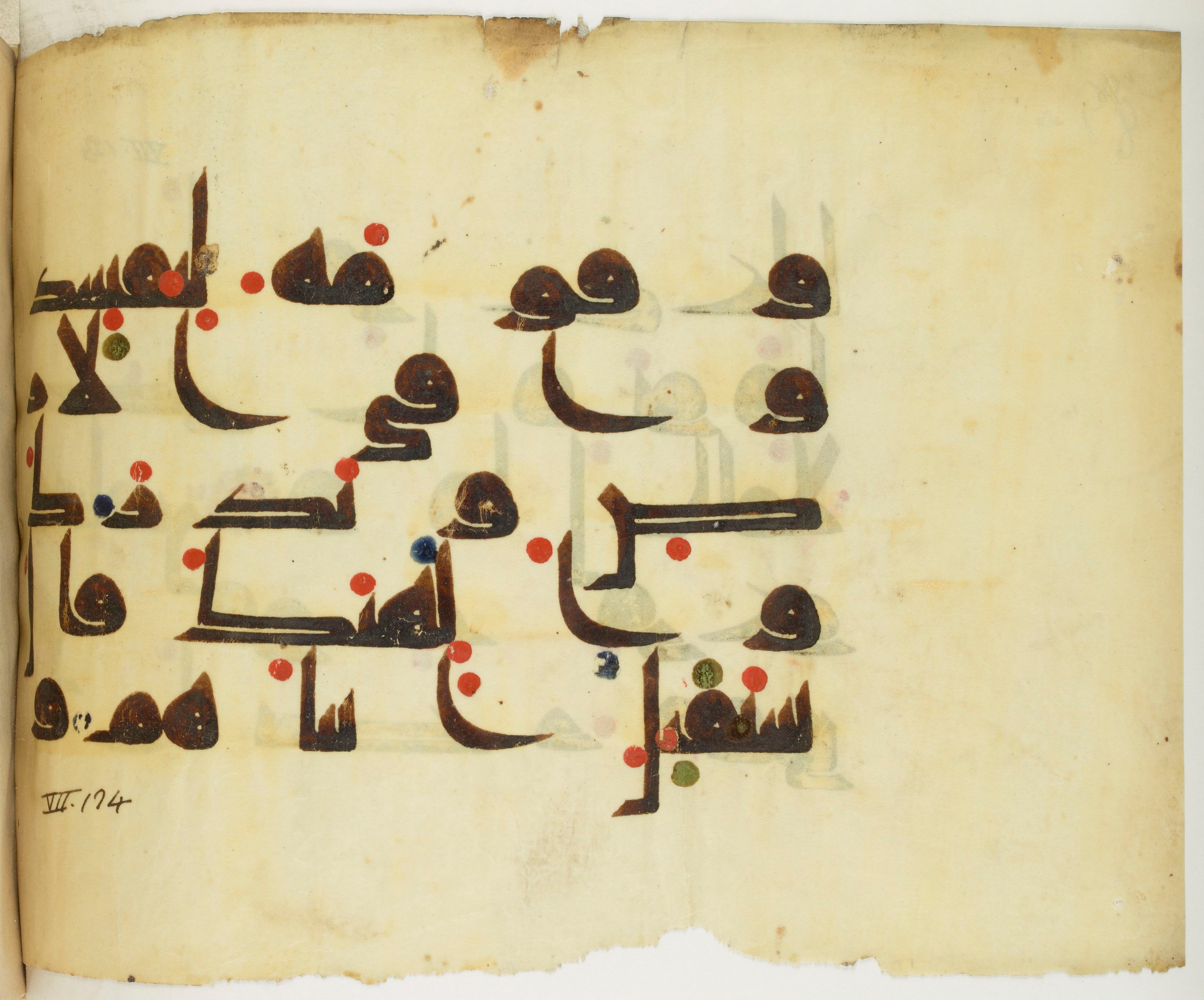 BNF Arabe 351 (Scan 2), in Kufic D.III script, showing Surah 7:127 from Mid 8th to Late 10th Century AD found in Mosque of ʿAmr b. al-ʿĀṣ in Fusṭāṭ (Old Cairo), Egypt, currently housed at Bibliothèque nationale de France, Paris