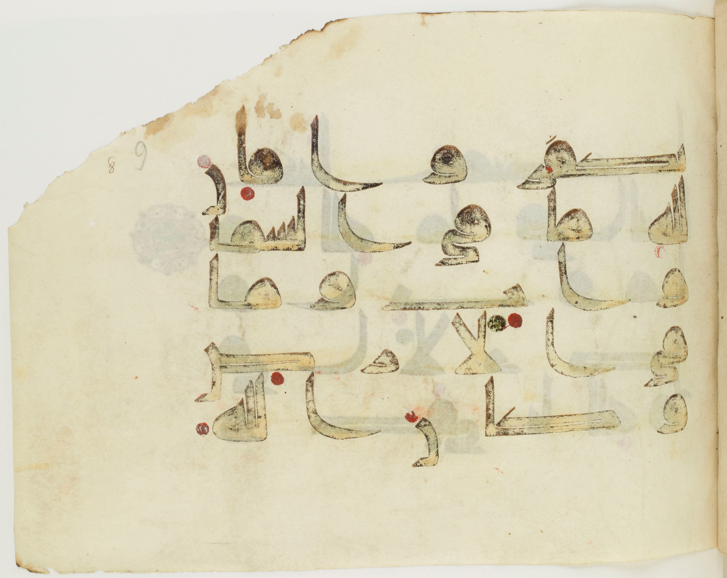 BNF Arabe 351 (Scan 3), in Kufic D.III script, showing Surah 4:131 from Mid 8th to Late 10th Century AD found in Mosque of ʿAmr b. al-ʿĀṣ in Fusṭāṭ (Old Cairo), Egypt, currently housed at Bibliothèque nationale de France, Paris