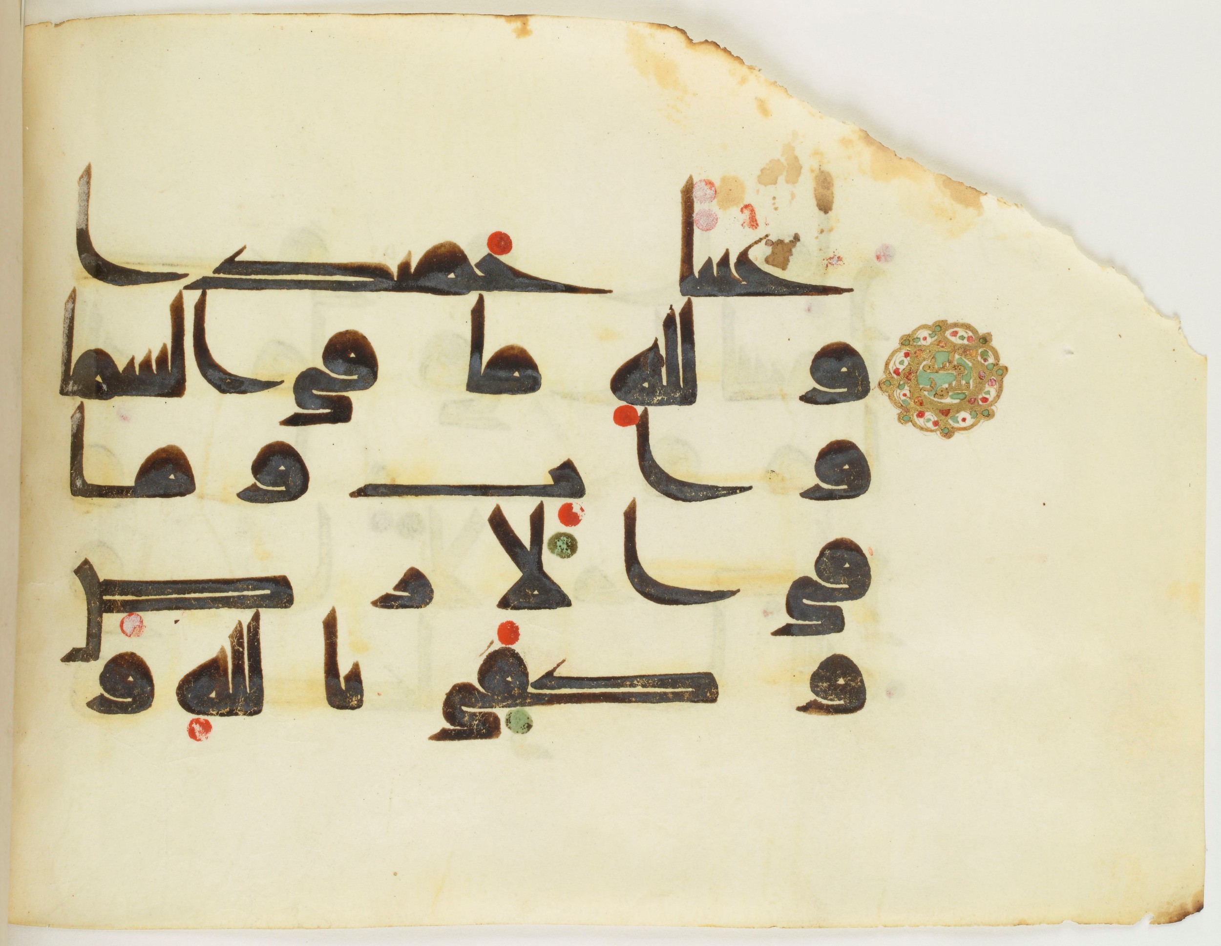 BNF Arabe 351 (Scan 4), in Kufic D.III script, showing Surah 4:131 from Mid 8th to Late 10th Century AD found in Mosque of ʿAmr b. al-ʿĀṣ in Fusṭāṭ (Old Cairo), Egypt, currently housed at Bibliothèque nationale de France, Paris