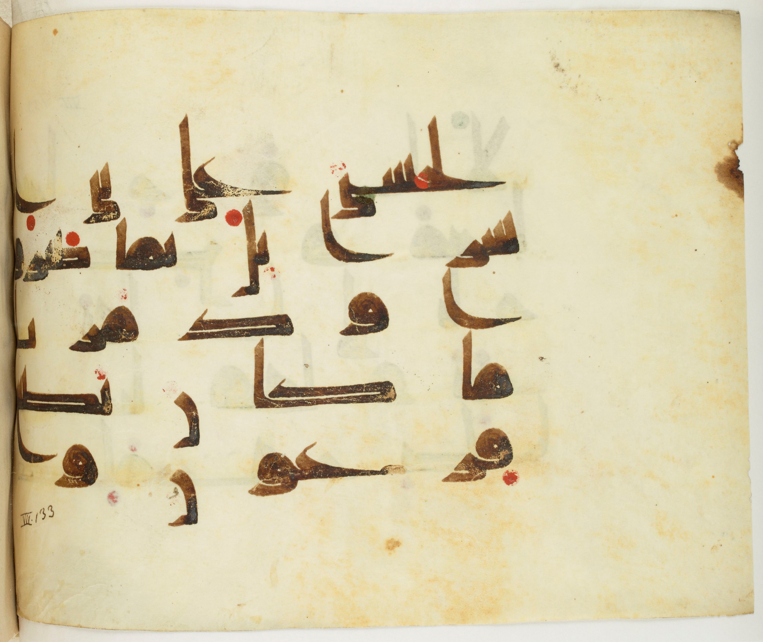 BNF Arabe 351 (Scan 2), in Kufic D.III script, showing Surah 7:137 from Mid 8th to Late 10th Century AD found in Mosque of ʿAmr b. al-ʿĀṣ in Fusṭāṭ (Old Cairo), Egypt, currently housed at Bibliothèque nationale de France, Paris