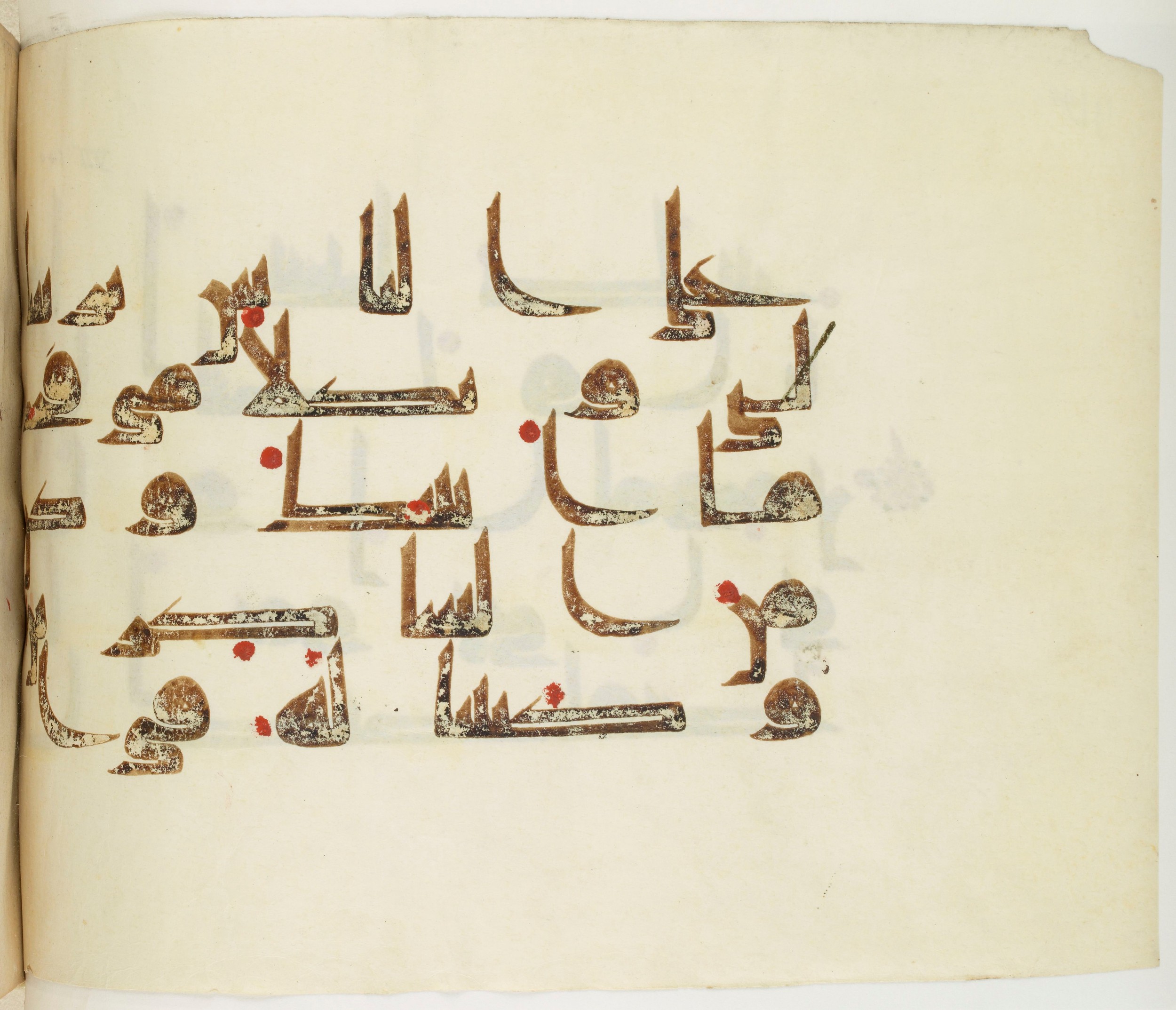 BNF Arabe 351 (Scan 1), in Kufic D.III script, showing Surah 7:145 from Mid 8th to Late 10th Century AD found in Mosque of ʿAmr b. al-ʿĀṣ in Fusṭāṭ (Old Cairo), Egypt, currently housed at Bibliothèque nationale de France, Paris