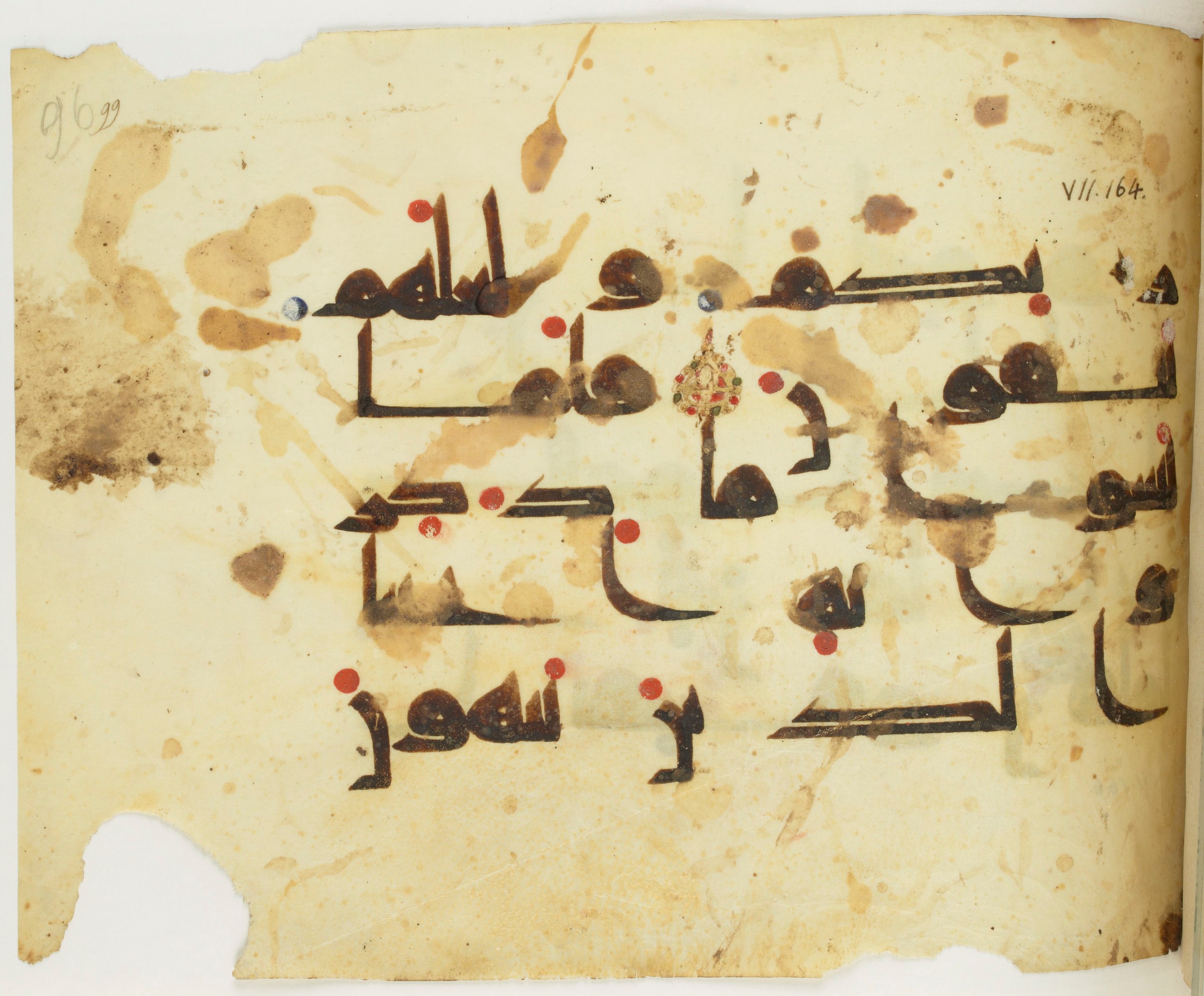 BNF Arabe 351, in Kufic D.III script, showing Surah 7:164 from Mid 8th to Late 10th Century AD found in Mosque of ʿAmr b. al-ʿĀṣ in Fusṭāṭ (Old Cairo), Egypt, currently housed at Bibliothèque nationale de France, Paris
