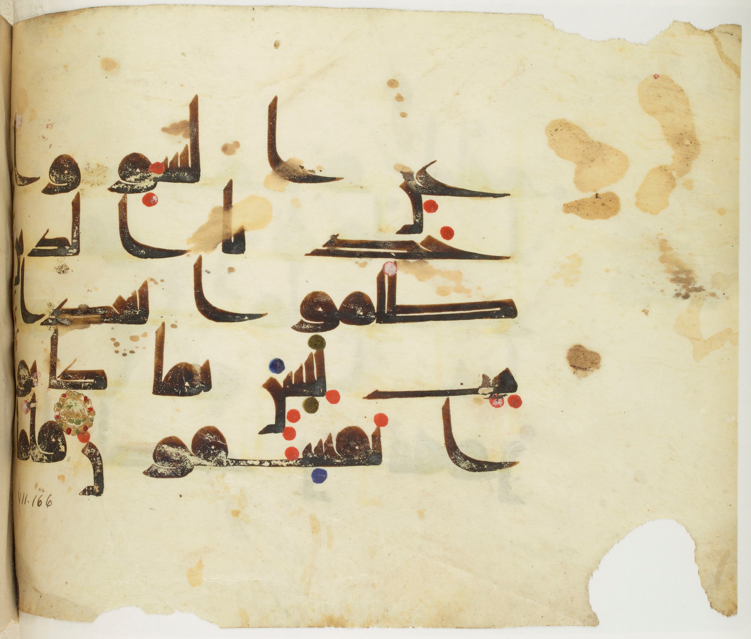 BNF Arabe 351 (Scan 2), in Kufic D.III script, showing Surah 7:166 from Mid 8th to Late 10th Century AD found in Mosque of ʿAmr b. al-ʿĀṣ in Fusṭāṭ (Old Cairo), Egypt, currently housed at Bibliothèque nationale de France, Paris