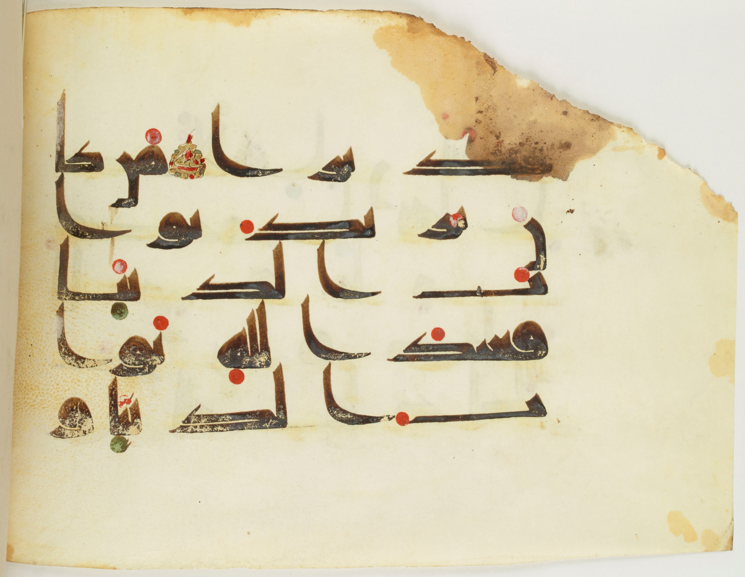 BNF Arabe 351 (Scan 2), in Kufic D.III script, showing Surah 4:133 from Mid 8th to Late 10th Century AD found in Mosque of ʿAmr b. al-ʿĀṣ in Fusṭāṭ (Old Cairo), Egypt, currently housed at Bibliothèque nationale de France, Paris