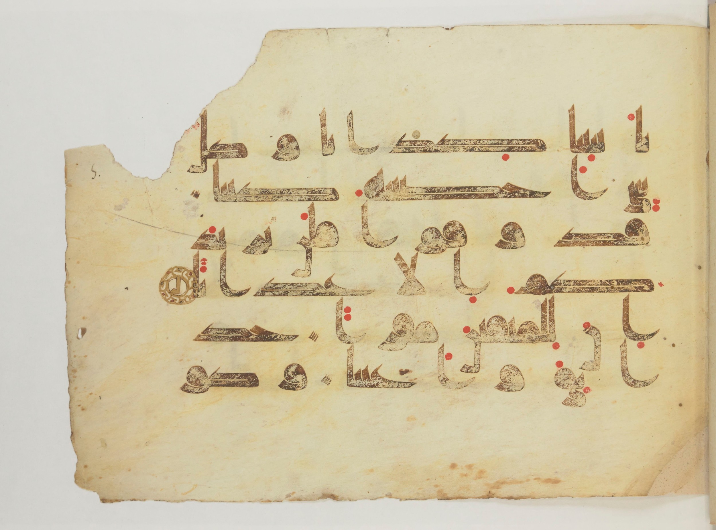 Arabe 352 (c), in Kūfī D.I script, showing Surah 78:30 from Mid-8th to 10th Century AD found in Fustat (Old Cairo), Egypt, currently housed at Bibliothèque nationale de France, Paris