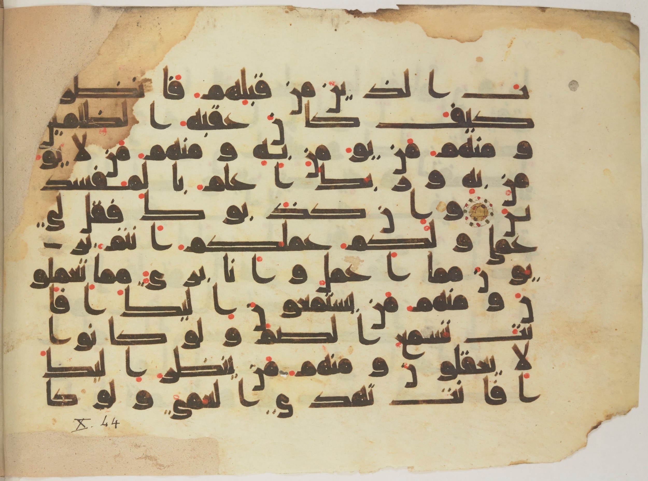 Paris, Bibliothèque nationale de France, Arabe 352 (e) (Scan 2), in kūfī D.I script, showing Surah 10:39 from Mid-8th to Late 10th Century AD found in Fustat (Old Cairo), Egypt, currently housed at Bibliothèque nationale de France, Paris