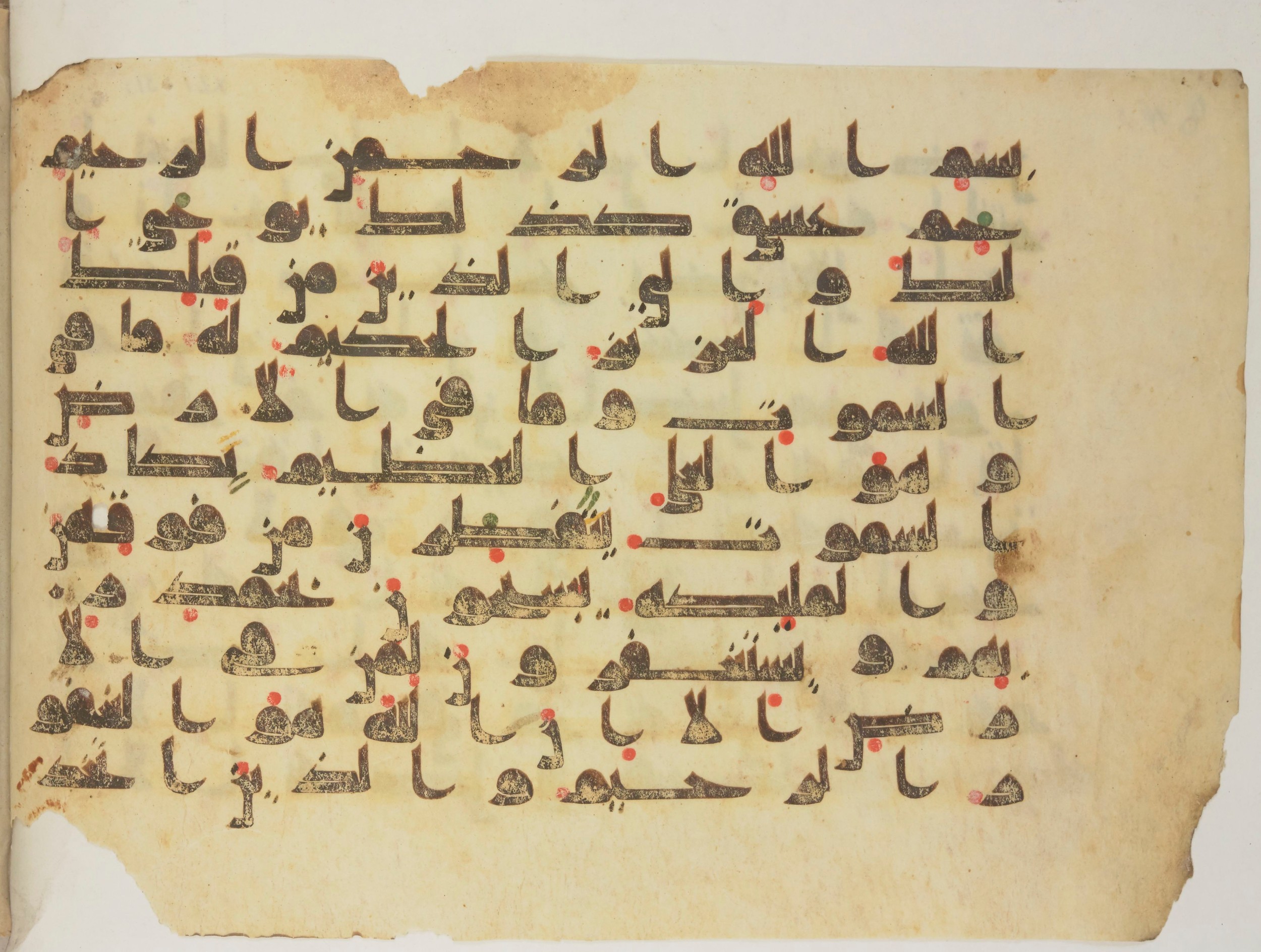 Paris, Bibliothèque nationale de France, Arabe 352 (e), in kūfī D.I script, showing Surah 42:2 from Mid-8th to Late 10th Century AD found in Fustat (Old Cairo), Egypt, currently housed at Bibliothèque nationale de France, Paris