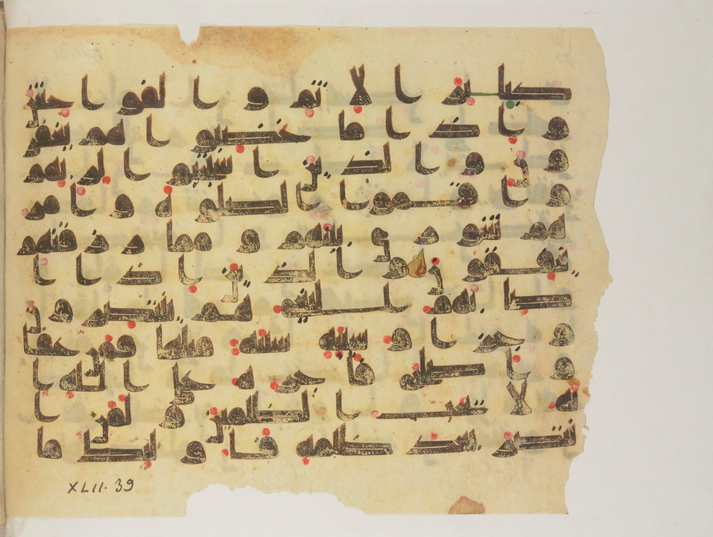 Paris, Bibliothèque nationale de France, Arabe 352 (e), in kūfī D.I script, showing Surah 42:39 from Mid-8th to Late 10th Century AD found in Fustat (Old Cairo), Egypt, currently housed at Bibliothèque nationale de France, Paris