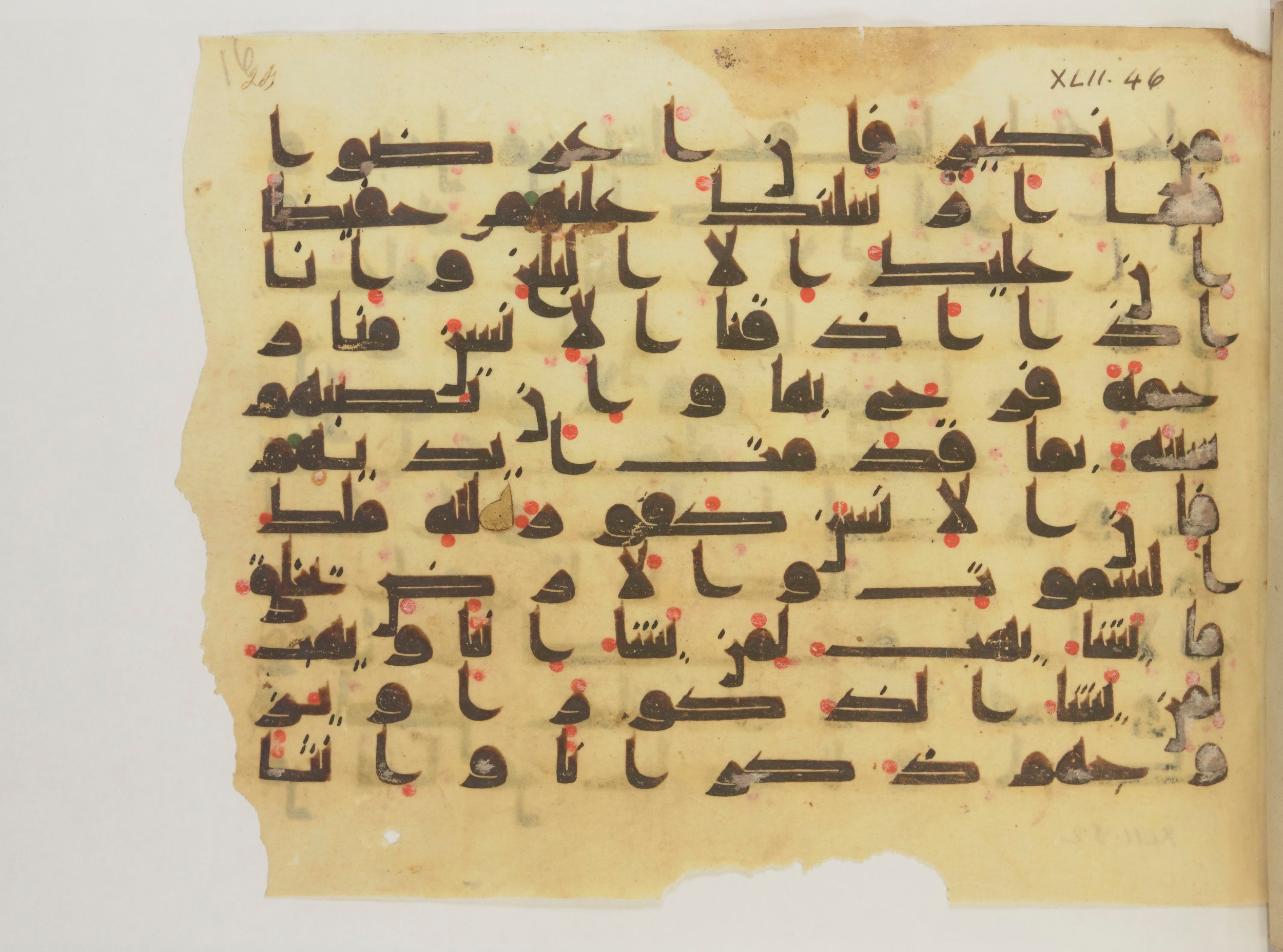 Paris, Bibliothèque nationale de France, Arabe 352 (e), in kūfī D.I script, showing Surah 42:49 from Mid-8th to Late 10th Century AD found in Fustat (Old Cairo), Egypt, currently housed at Bibliothèque nationale de France, Paris
