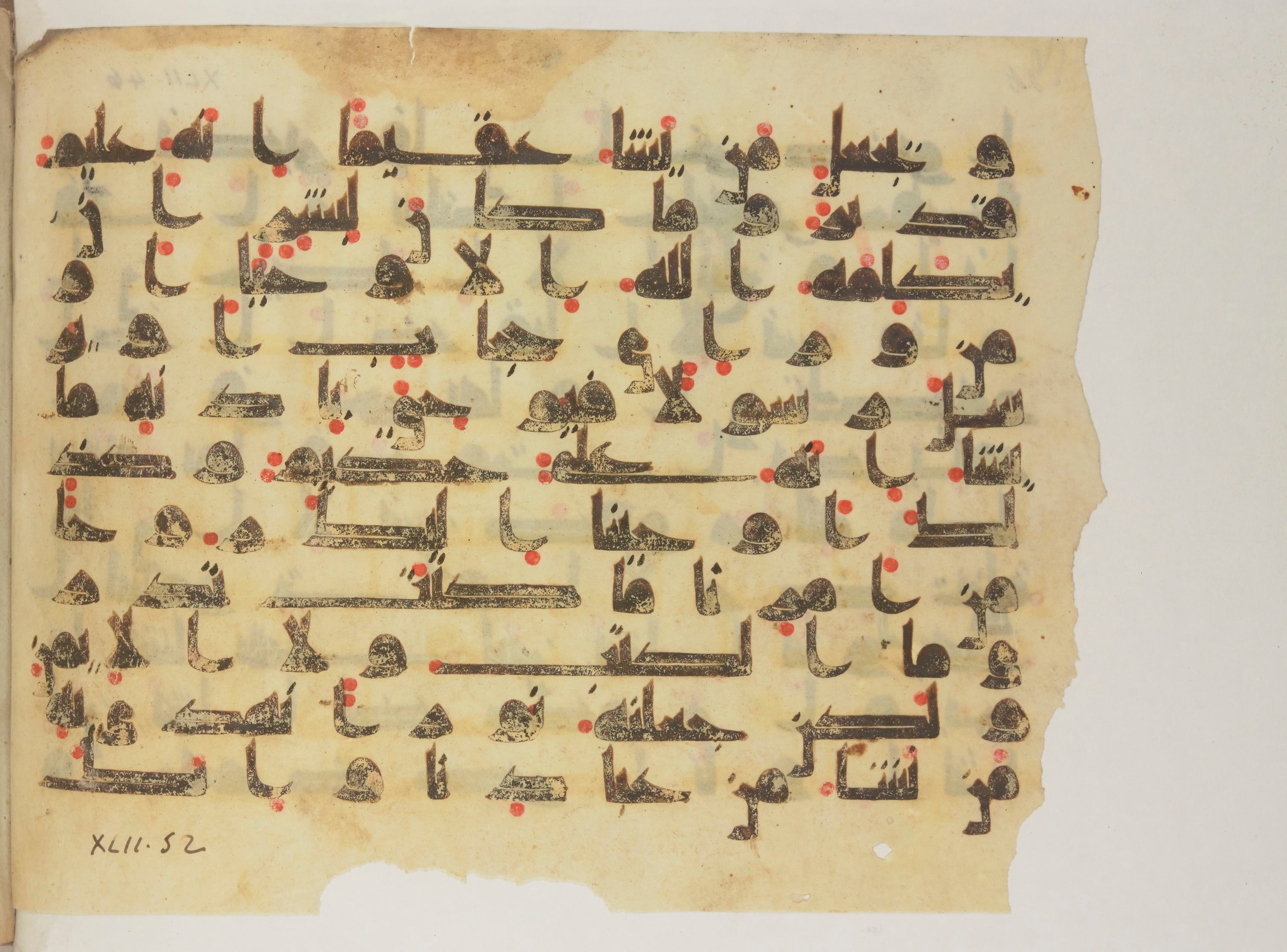 Paris, Bibliothèque nationale de France, Arabe 352 (e), in kūfī D.I script, showing Surah 42:51 from Mid-8th to Late 10th Century AD found in Fustat (Old Cairo), Egypt, currently housed at Bibliothèque nationale de France, Paris