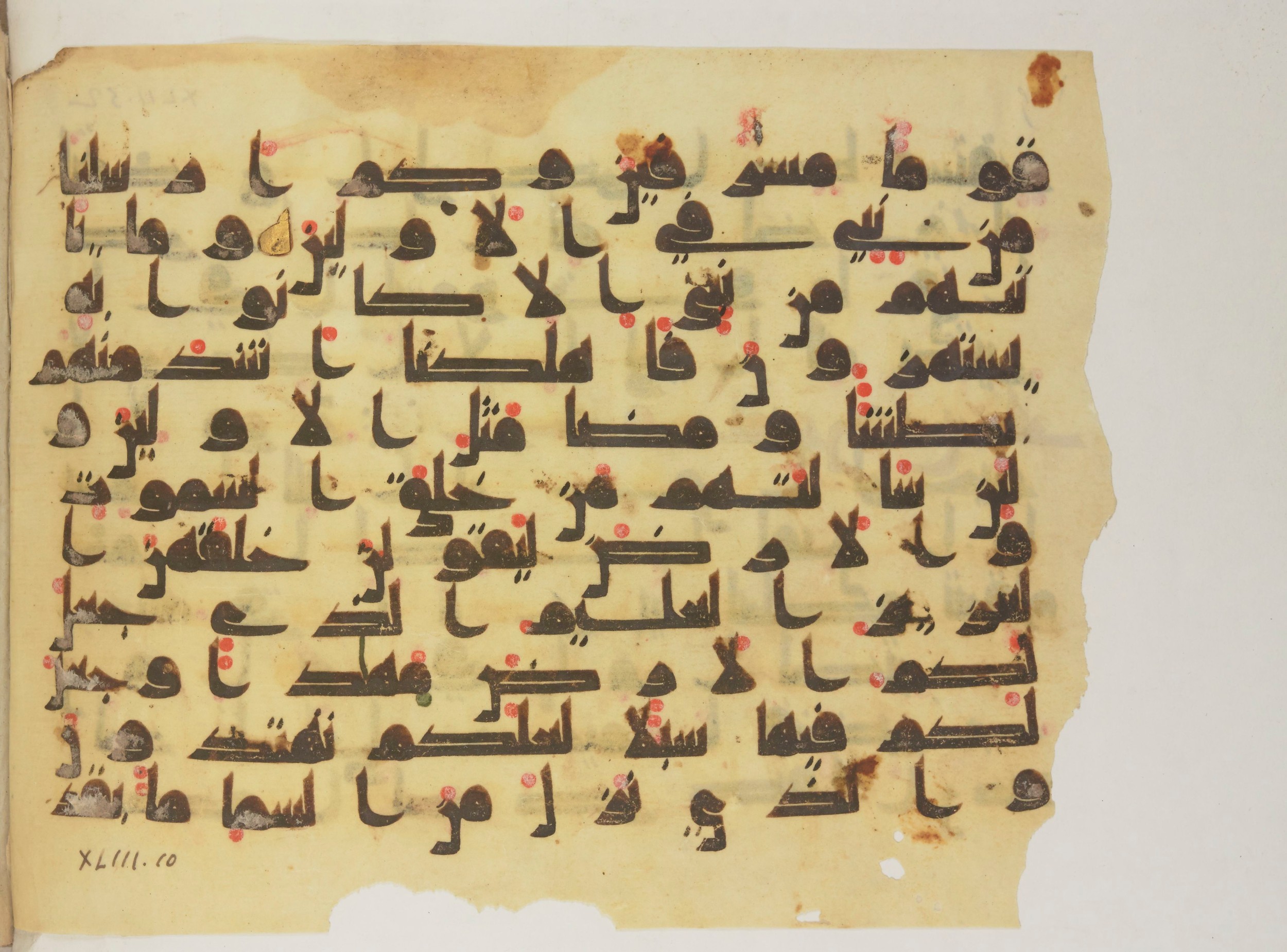 Paris, Bibliothèque nationale de France, Arabe 352 (e), in kūfī D.I script, showing Surah 43:7 from Mid-8th to Late 10th Century AD found in Fustat (Old Cairo), Egypt, currently housed at Bibliothèque nationale de France, Paris