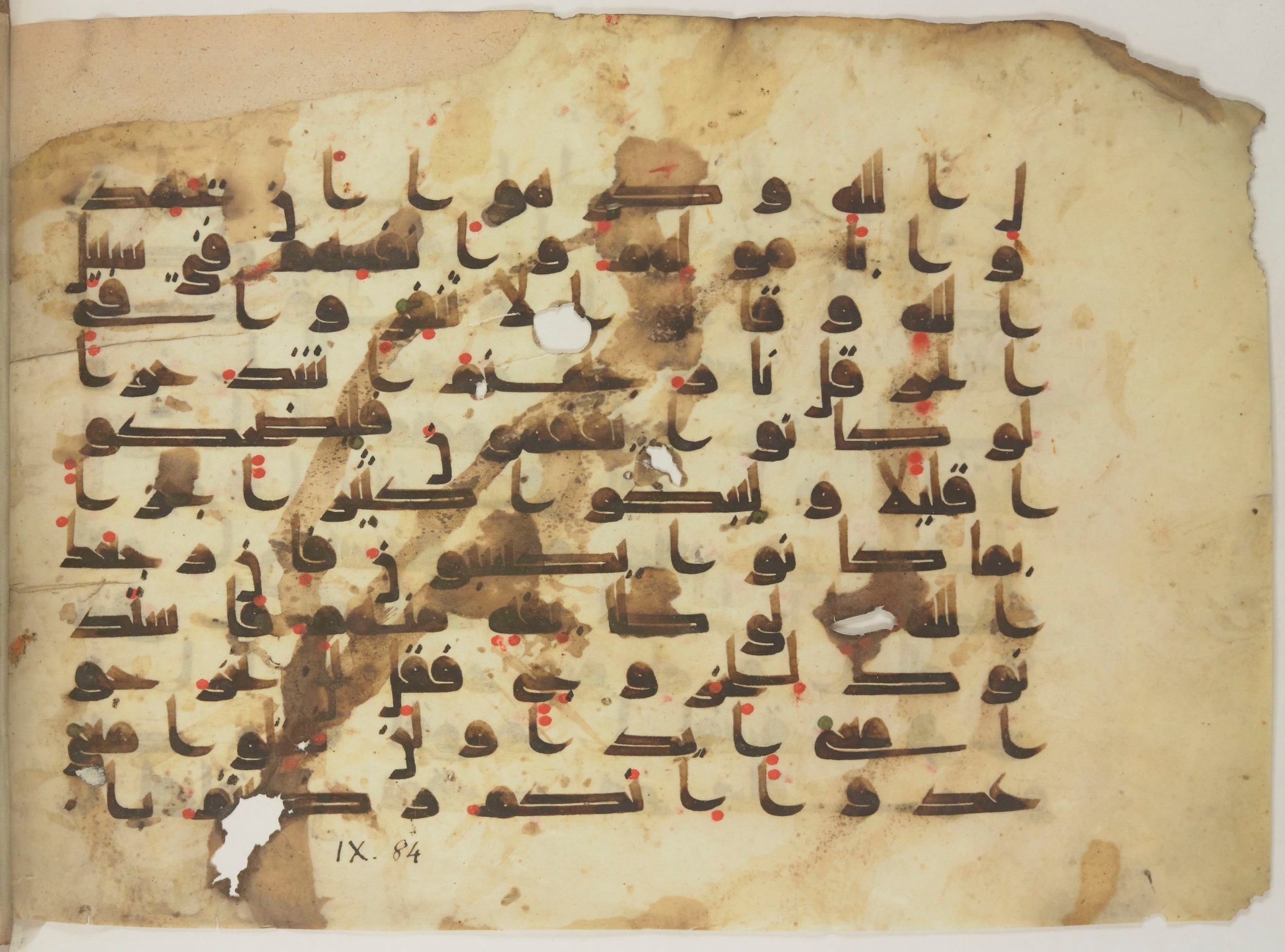 Paris, Bibliothèque nationale de France, Arabe 352 (e), in kūfī D.I script, showing Surah 9:83 from Mid-8th to Late 10th Century AD found in Fustat (Old Cairo), Egypt, currently housed at Bibliothèque nationale de France, Paris