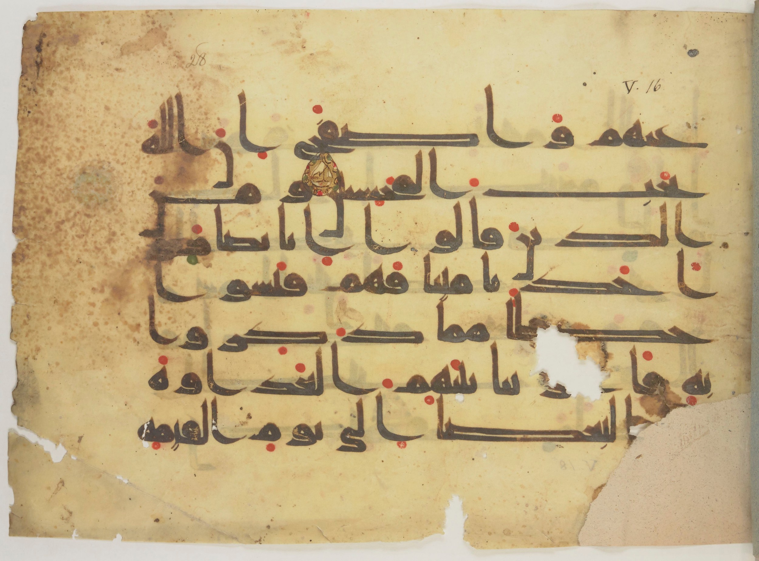 Paris, Bibliothèque nationale de France, Arabe 352 (f) (Scan 1), in kūfī D.Va script, showing Surah 5:14 from Mid 8th to Late 9th Century AD found in al-Fusṭāṭ (Fustat), Egypt, currently housed at Bibliothèque nationale de France, Paris