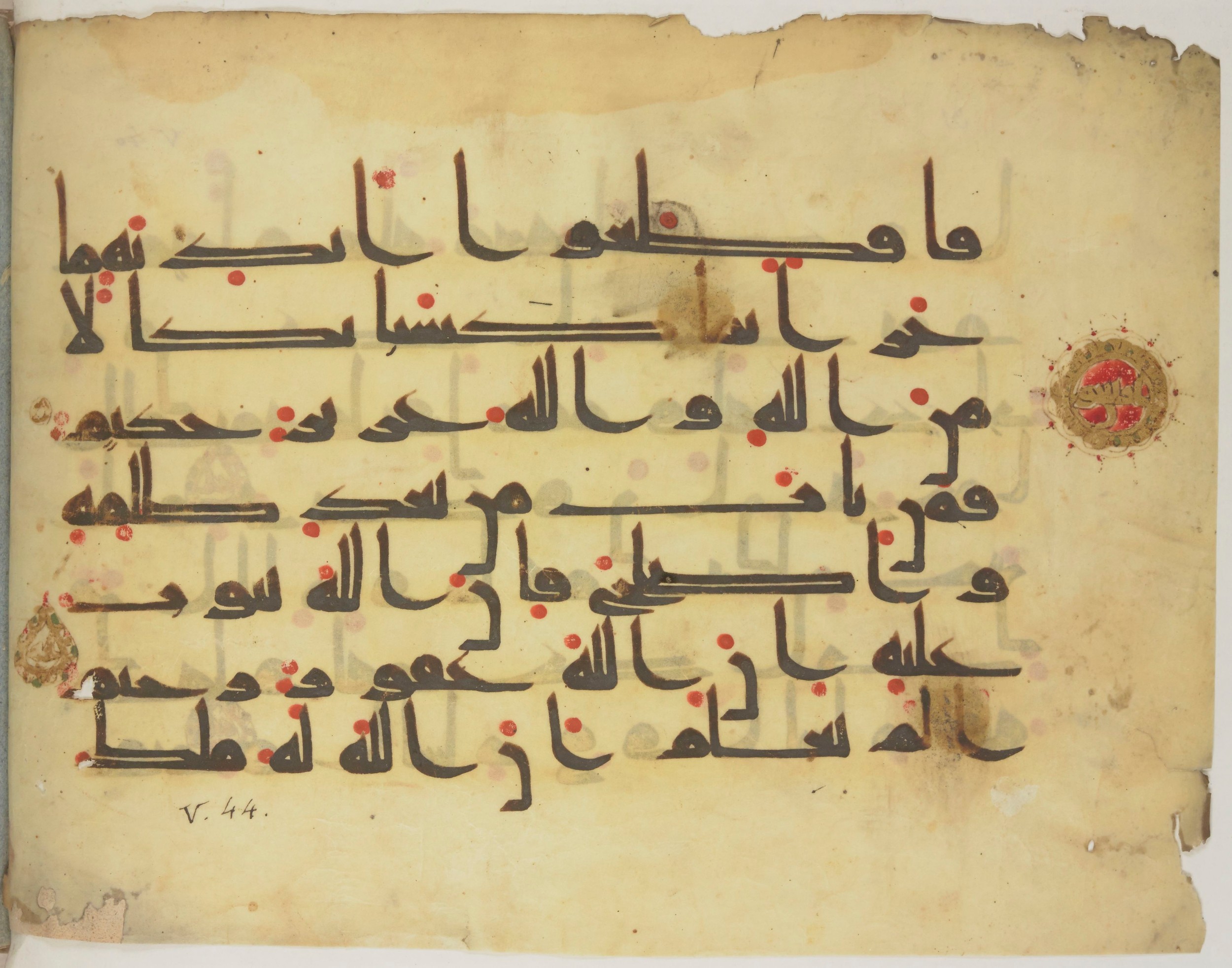 Paris, Bibliothèque nationale de France, Arabe 352 (f), in kūfī D.Va script, showing Surah 5:39 from Mid 8th to Late 9th Century AD found in al-Fusṭāṭ (Fustat), Egypt, currently housed at Bibliothèque nationale de France, Paris