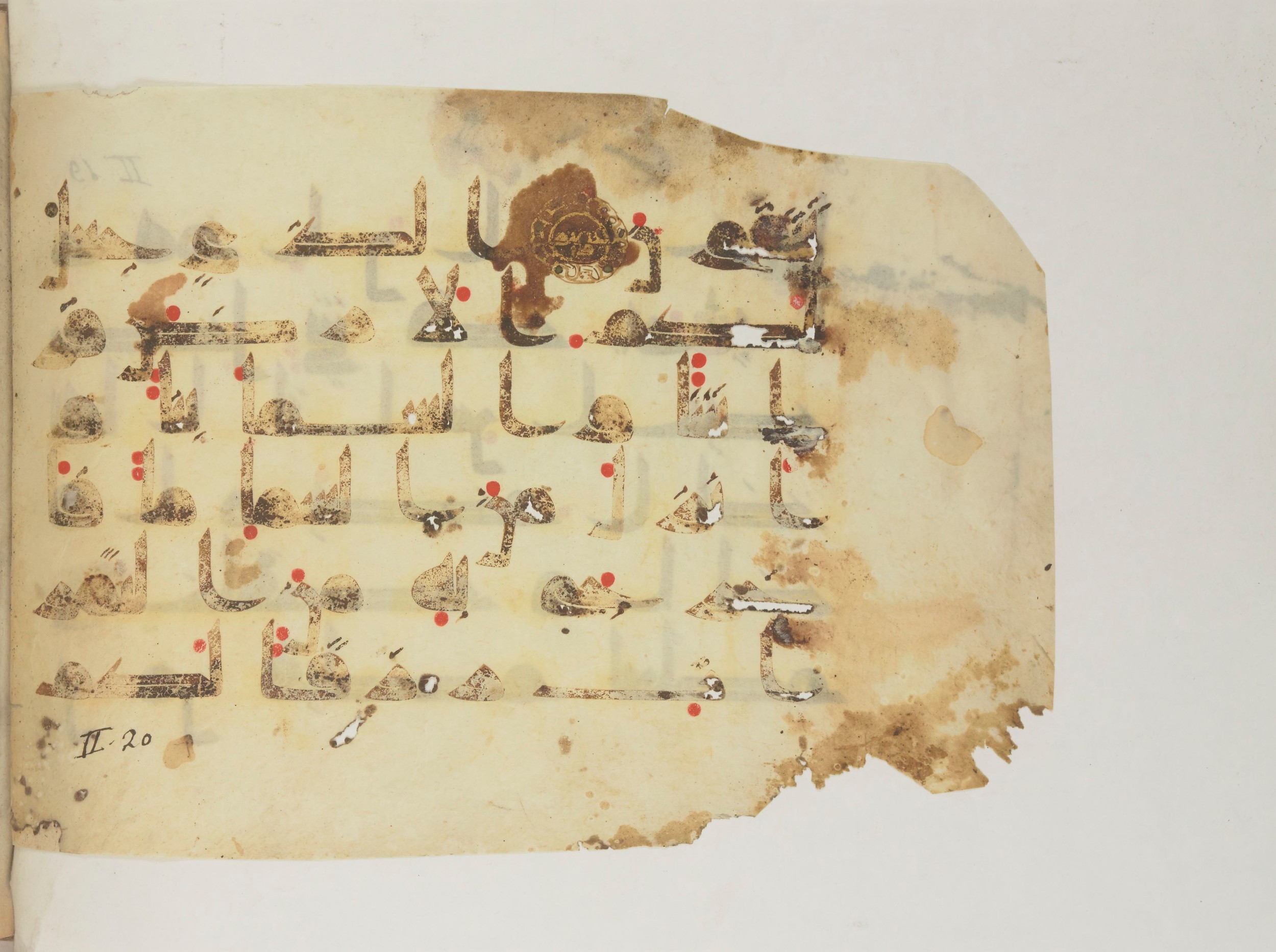 Paris, Bibliothèque nationale de France, Arabe 352 (g) (Scan 1), in Kufic D.I script, showing Surah 2:22 from Mid 8th to Late 10th Century AD found in Fustat (Old Cairo), Egypt, currently housed at Bibliothèque nationale de France, Paris