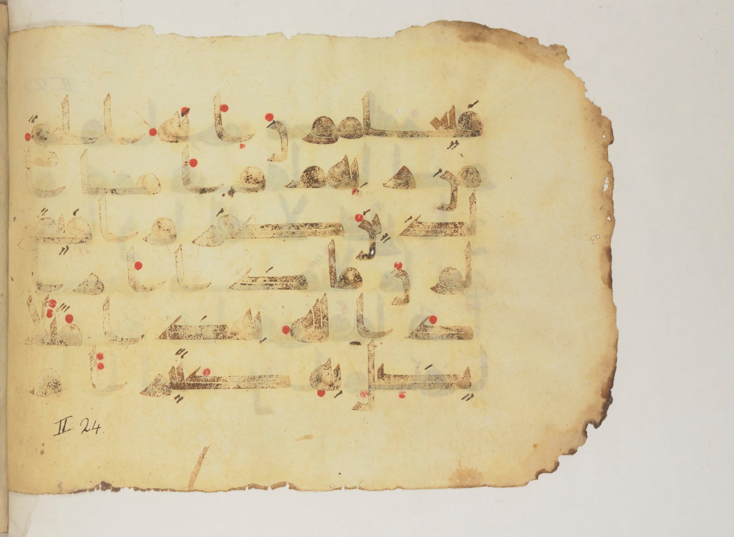 Paris, Bibliothèque nationale de France, Arabe 352 (g) (Scan 2), in Kufic D.I script, showing Surah 2:26 from Mid 8th to Late 10th Century AD found in Fustat (Old Cairo), Egypt, currently housed at Bibliothèque nationale de France, Paris