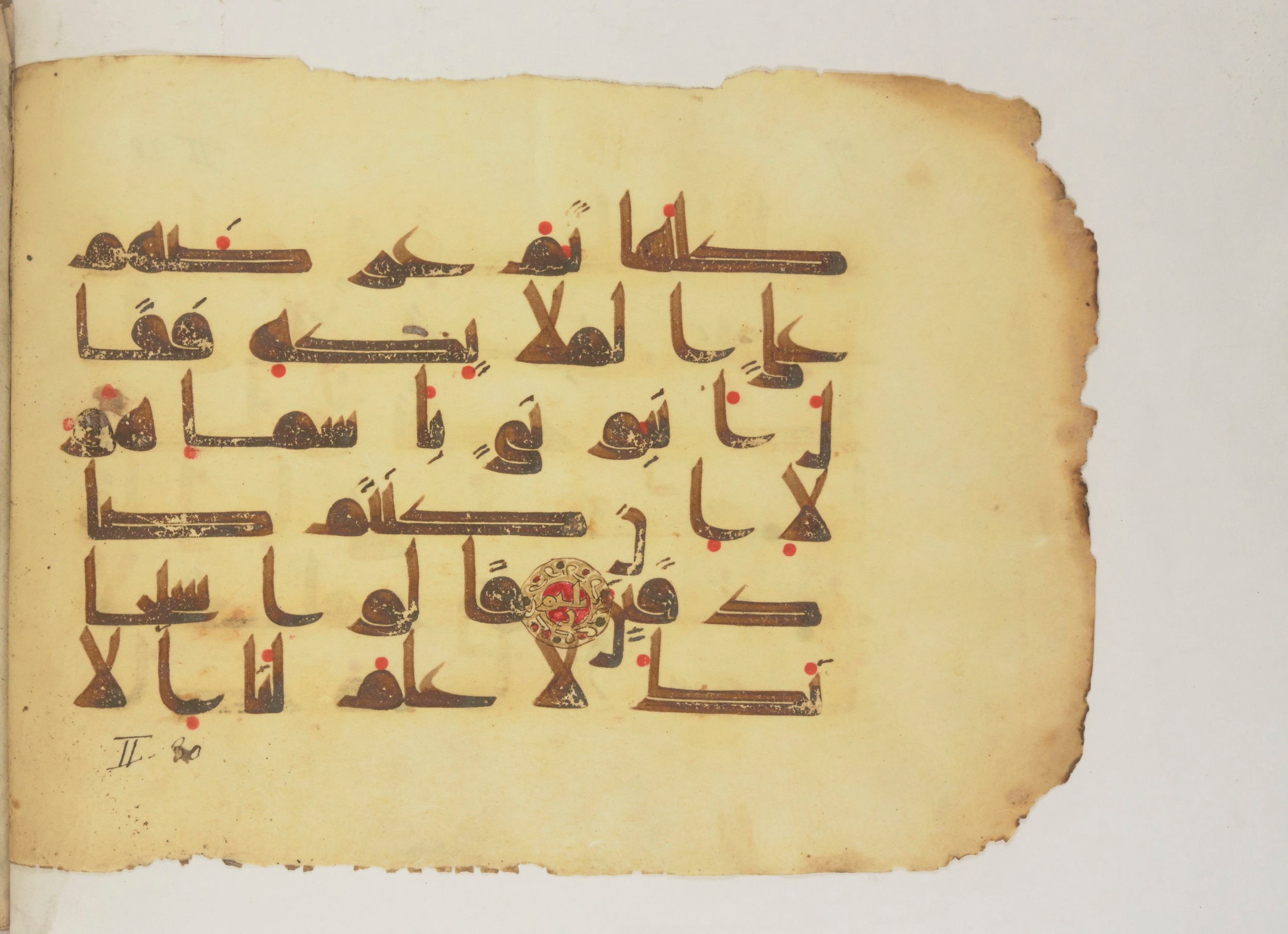 Paris, Bibliothèque nationale de France, Arabe 352 (g) (Scan 2), in Kufic D.I script, showing Surah 2:31 from Mid 8th to Late 10th Century AD found in Fustat (Old Cairo), Egypt, currently housed at Bibliothèque nationale de France, Paris
