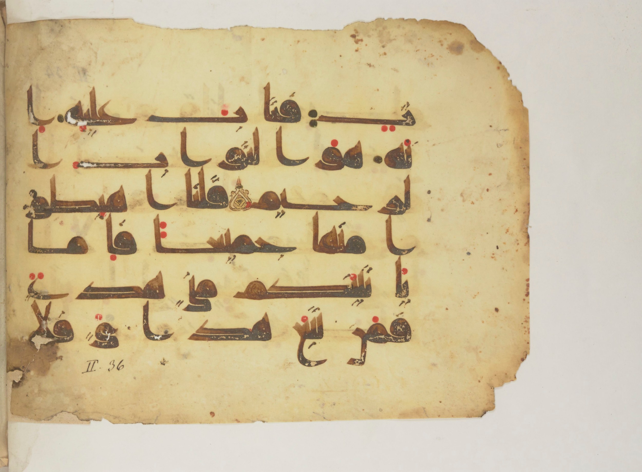 Paris, Bibliothèque nationale de France, Arabe 352 (g) (Scan 2), in Kufic D.I script, showing Surah 2:37 from Mid 8th to Late 10th Century AD found in Fustat (Old Cairo), Egypt, currently housed at Bibliothèque nationale de France, Paris