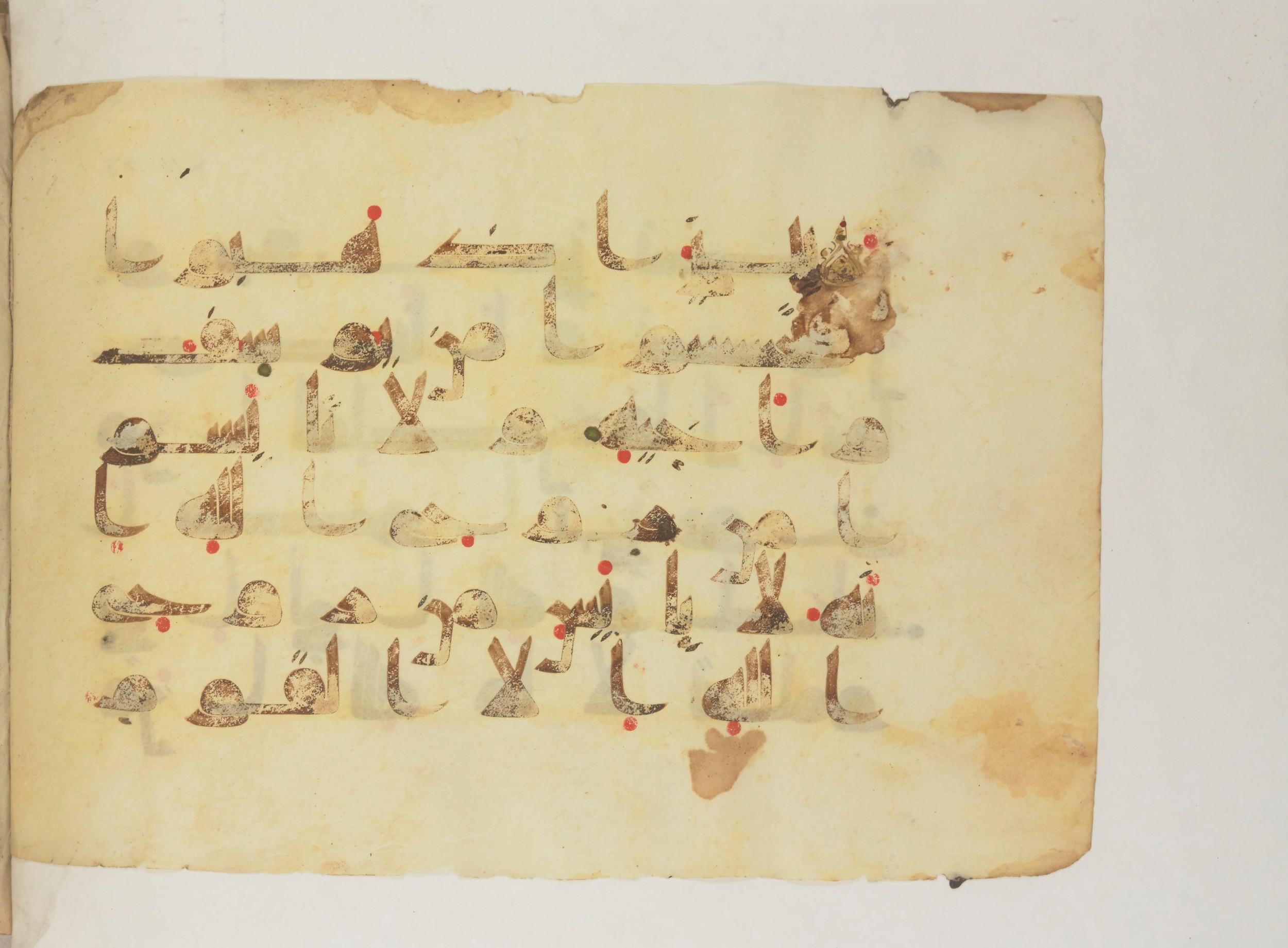 Paris, Bibliothèque nationale de France, Arabe 352 (g), in Kufic D.I script, showing Surah 12:87 from Mid 8th to Late 10th Century AD found in Fustat (Old Cairo), Egypt, currently housed at Bibliothèque nationale de France, Paris