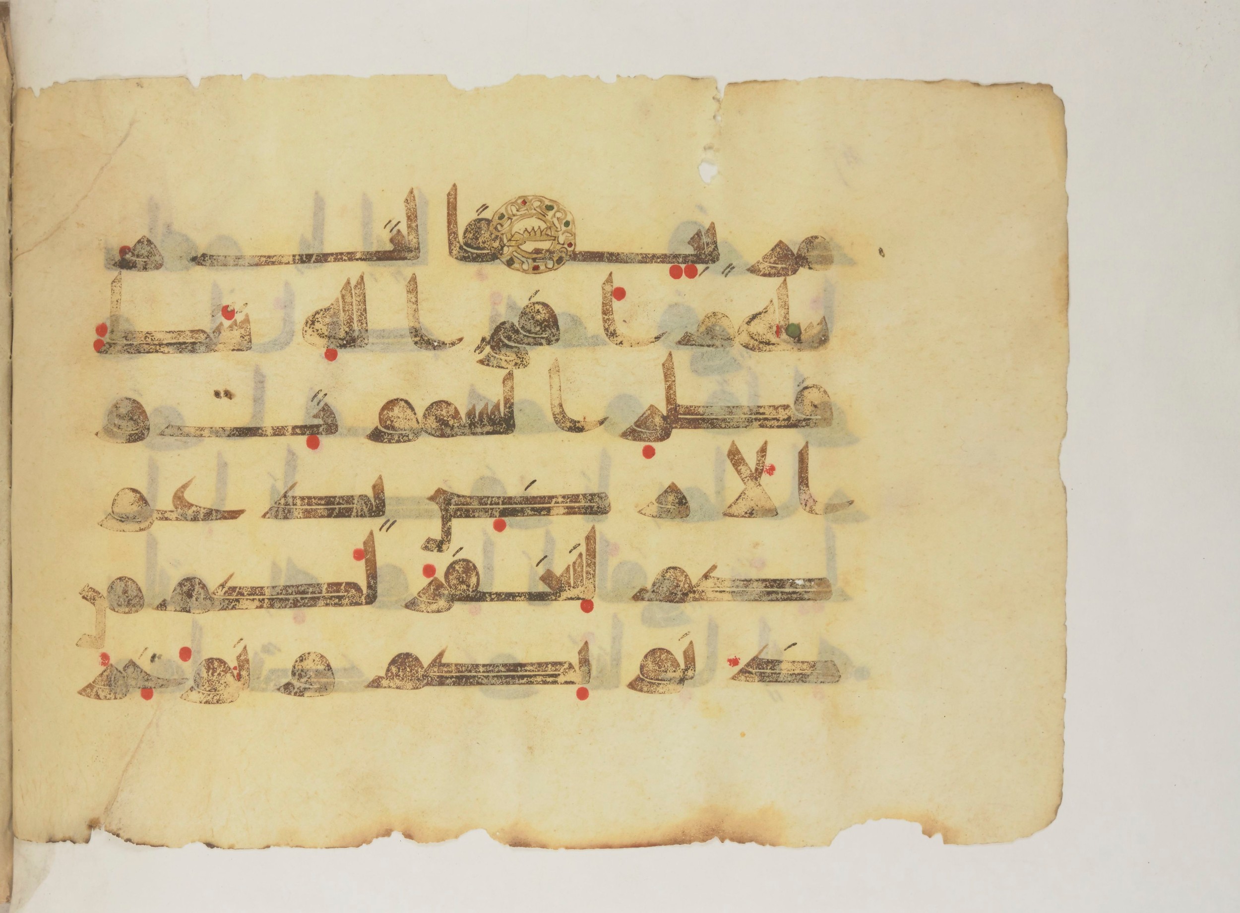 Paris, Bibliothèque nationale de France, Arabe 352 (g) (Scan 3), in Kufic D.I script, showing Surah 14:9 from Mid 8th to Late 10th Century AD found in Fustat (Old Cairo), Egypt, currently housed at Bibliothèque nationale de France, Paris