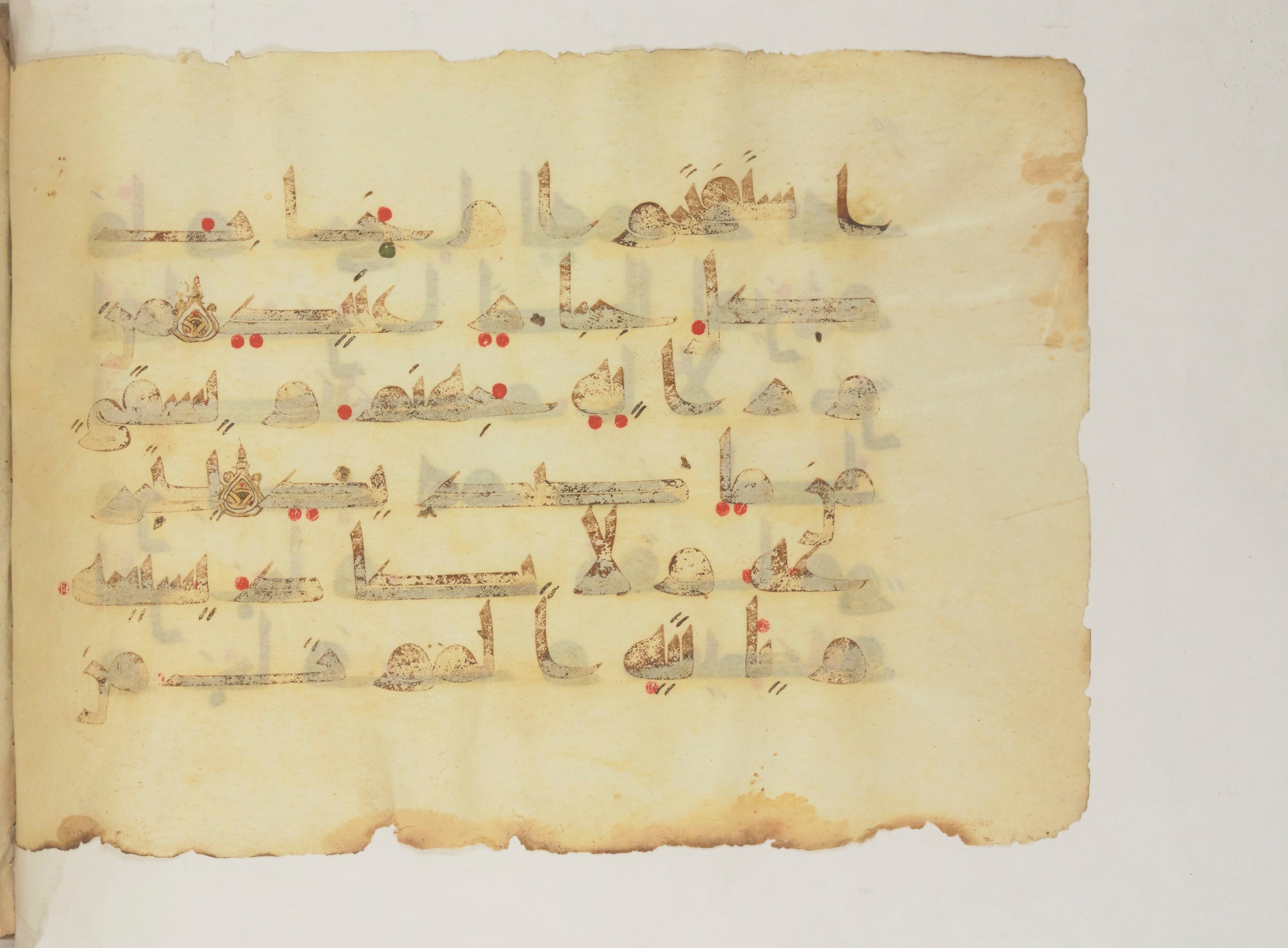 Paris, Bibliothèque nationale de France, Arabe 352 (g) (Scan 1), in Kufic D.I script, showing Surah 14:17 from Mid 8th to Late 10th Century AD found in Fustat (Old Cairo), Egypt, currently housed at Bibliothèque nationale de France, Paris