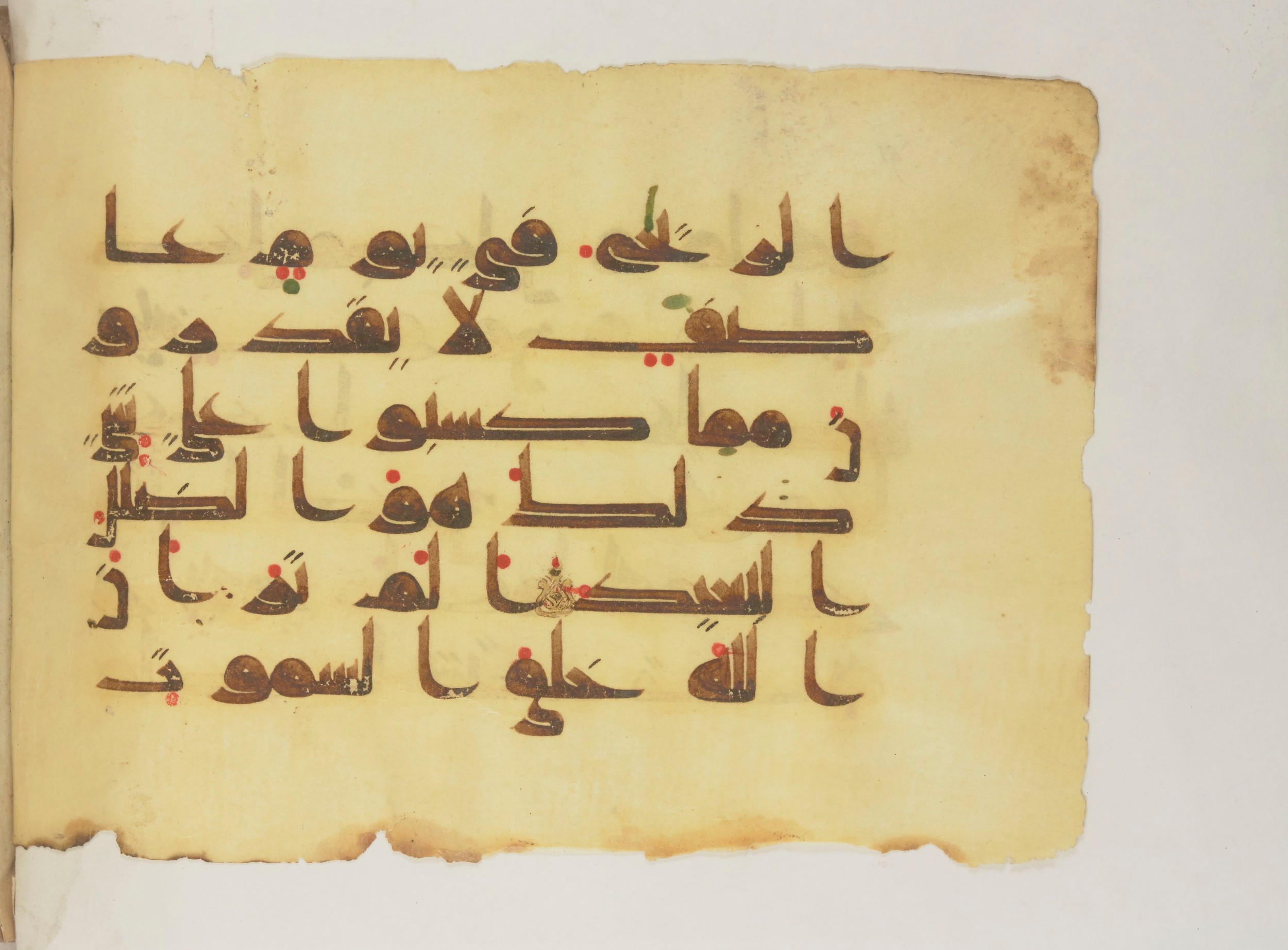 Paris, Bibliothèque nationale de France, Arabe 352 (g) (Scan 1), in Kufic D.I script, showing Surah 14:19 from Mid 8th to Late 10th Century AD found in Fustat (Old Cairo), Egypt, currently housed at Bibliothèque nationale de France, Paris