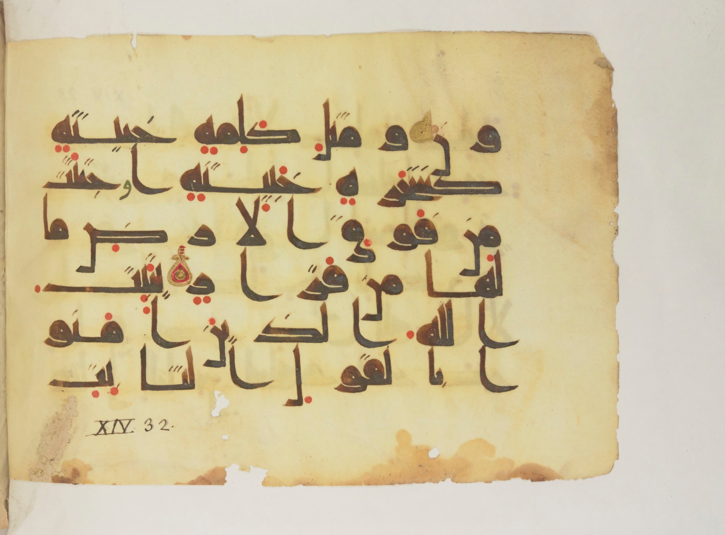 Paris, Bibliothèque nationale de France, Arabe 352 (g) (Scan 1), in Kufic D.I script, showing Surah 14:27 from Mid 8th to Late 10th Century AD found in Fustat (Old Cairo), Egypt, currently housed at Bibliothèque nationale de France, Paris