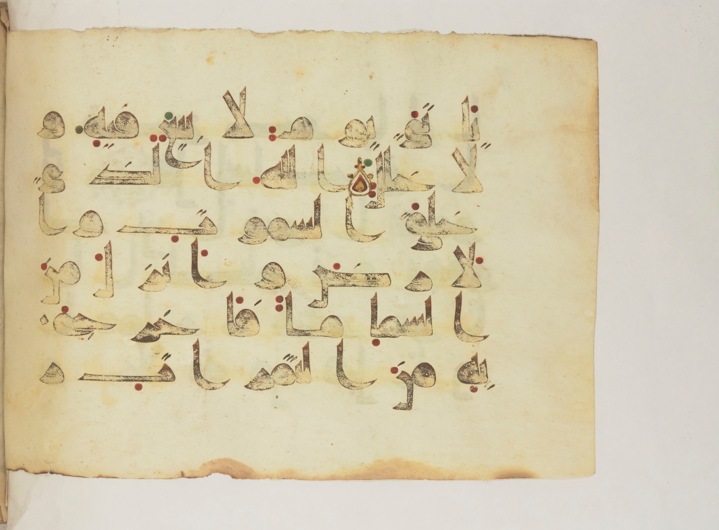 Paris, Bibliothèque nationale de France, Arabe 352 (g) (Scan 1), in Kufic D.I script, showing Surah 14:32 from Mid 8th to Late 10th Century AD found in Fustat (Old Cairo), Egypt, currently housed at Bibliothèque nationale de France, Paris