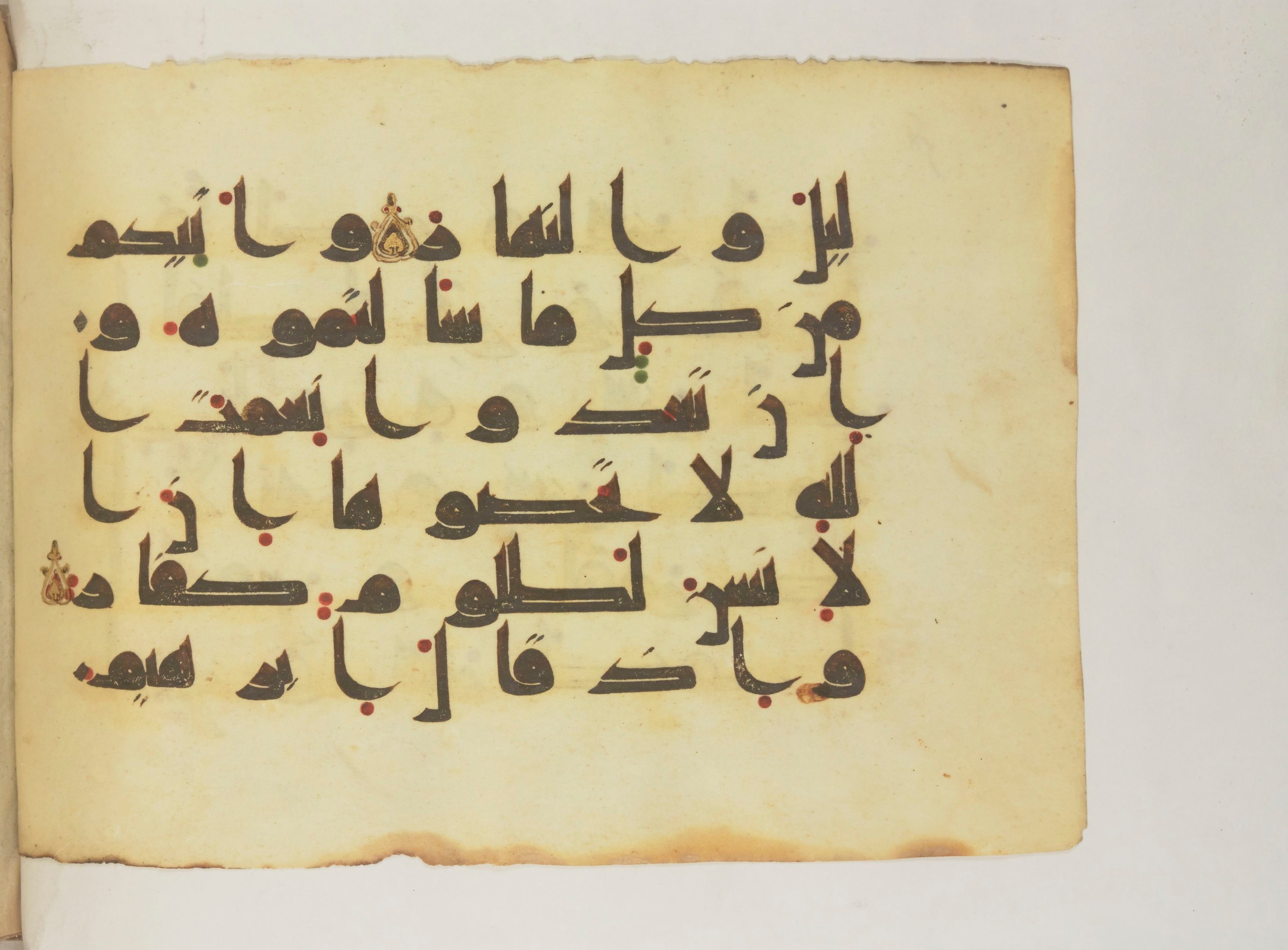Paris, Bibliothèque nationale de France, Arabe 352 (g) (Scan 2), in Kufic D.I script, showing Surah 14:33 from Mid 8th to Late 10th Century AD found in Fustat (Old Cairo), Egypt, currently housed at Bibliothèque nationale de France, Paris