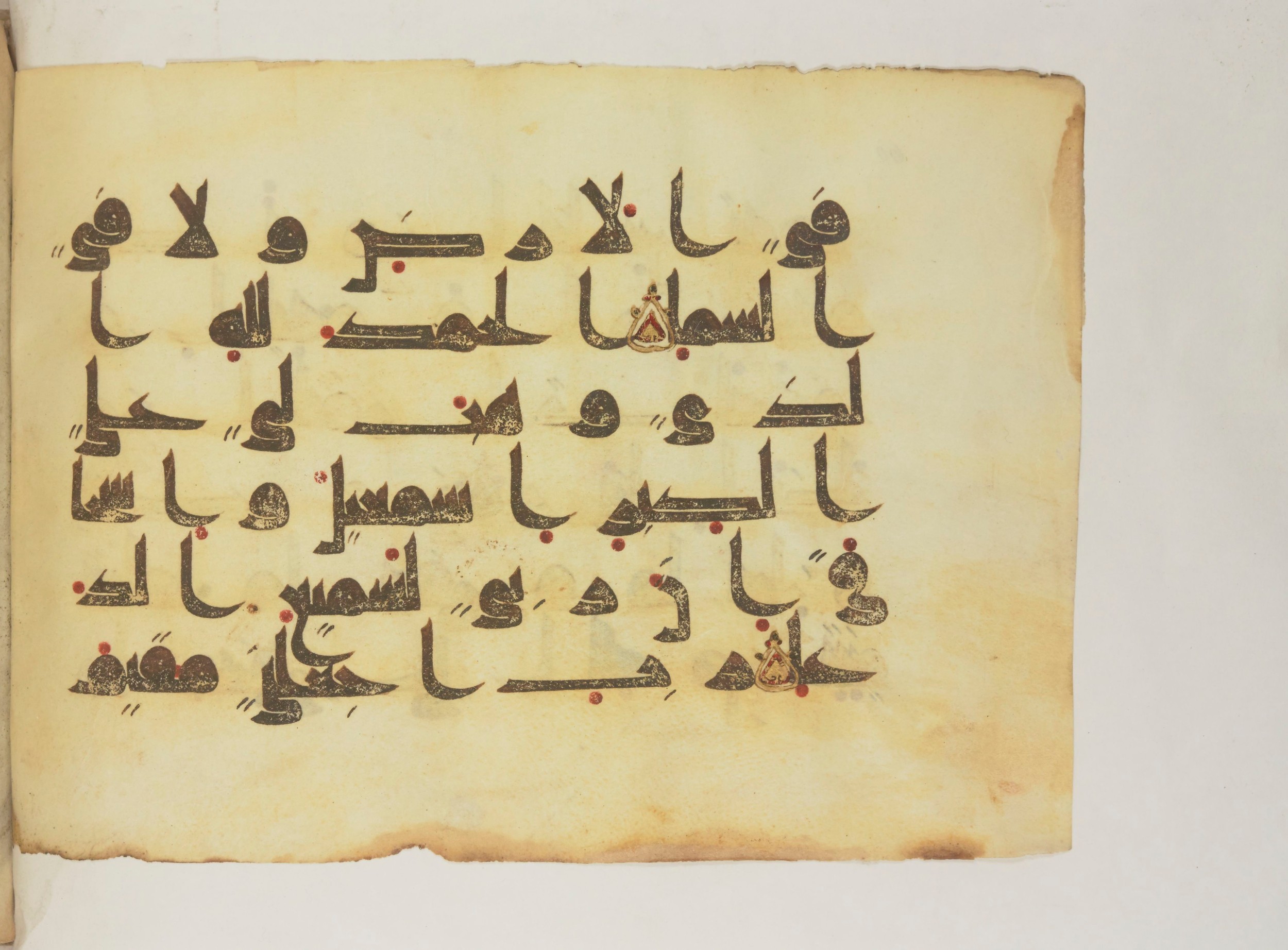 Paris, Bibliothèque nationale de France, Arabe 352 (g), in Kufic D.I script, showing Surah 14:39 from Mid 8th to Late 10th Century AD found in Fustat (Old Cairo), Egypt, currently housed at Bibliothèque nationale de France, Paris