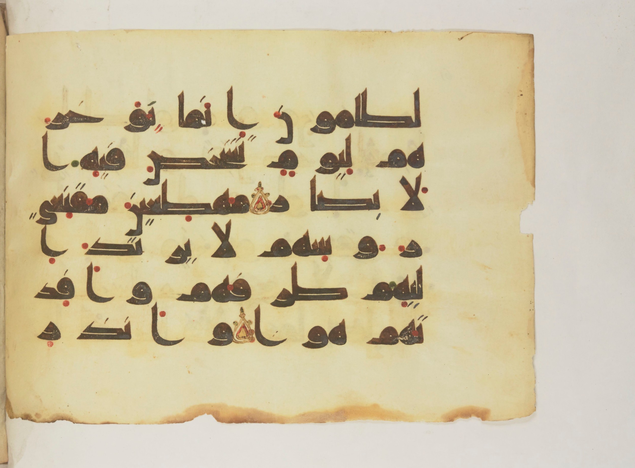 Paris, Bibliothèque nationale de France, Arabe 352 (g) (Scan 1), in Kufic D.I script, showing Surah 14:44 from Mid 8th to Late 10th Century AD found in Fustat (Old Cairo), Egypt, currently housed at Bibliothèque nationale de France, Paris